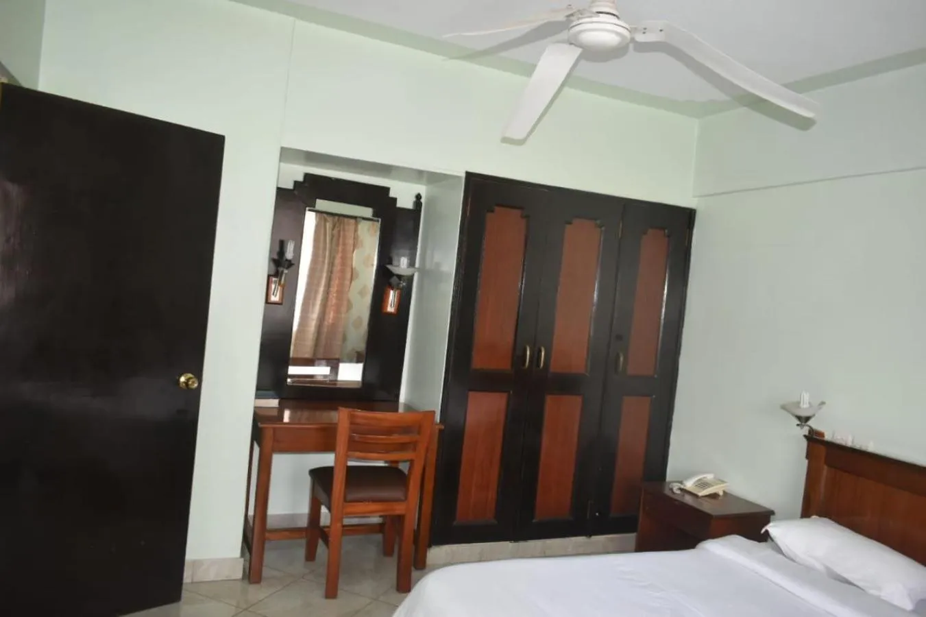 wardrobe in Sandton Palace Hotel