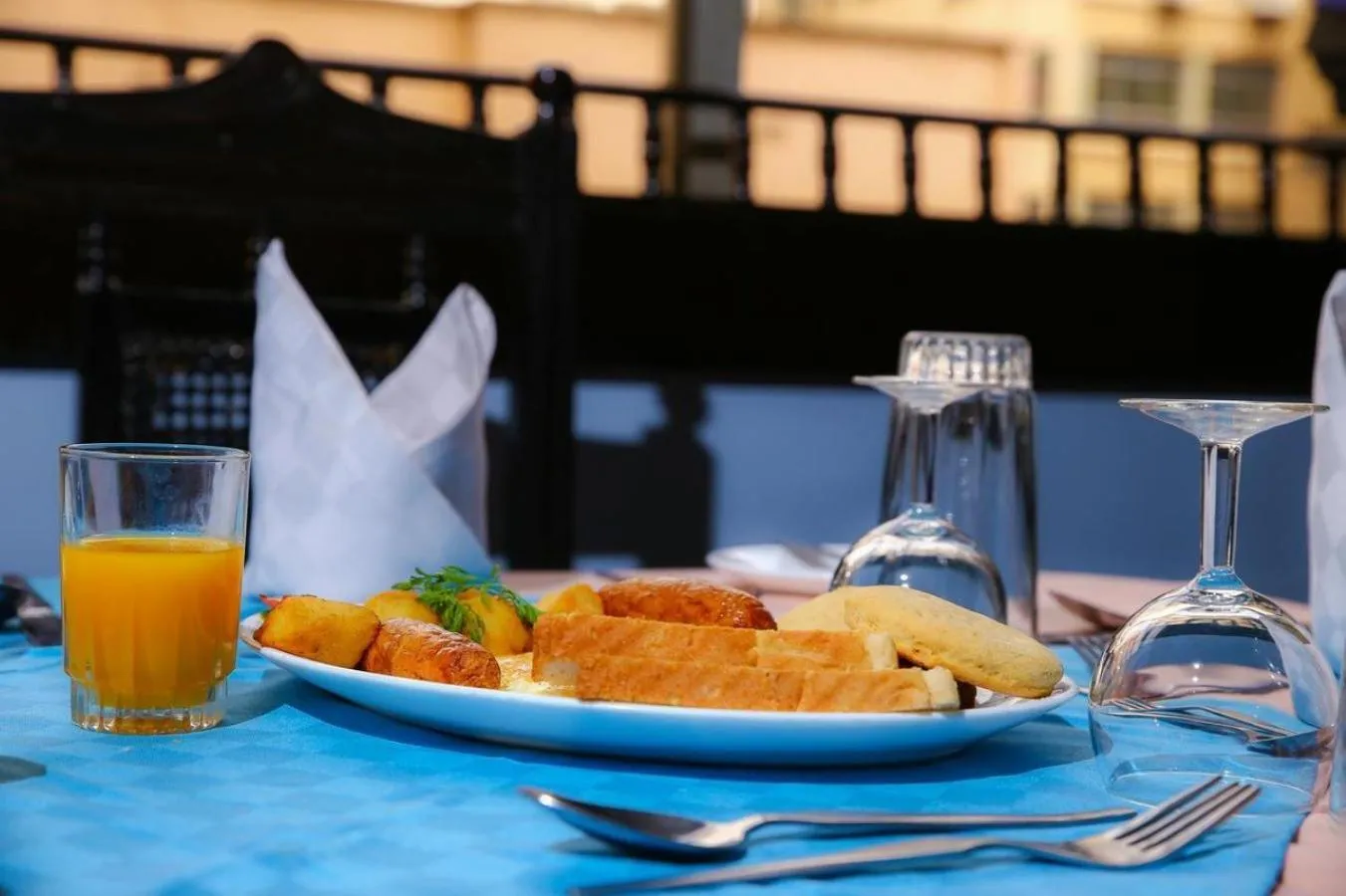 Restaurant/places to eat in Sandton Palace Hotel