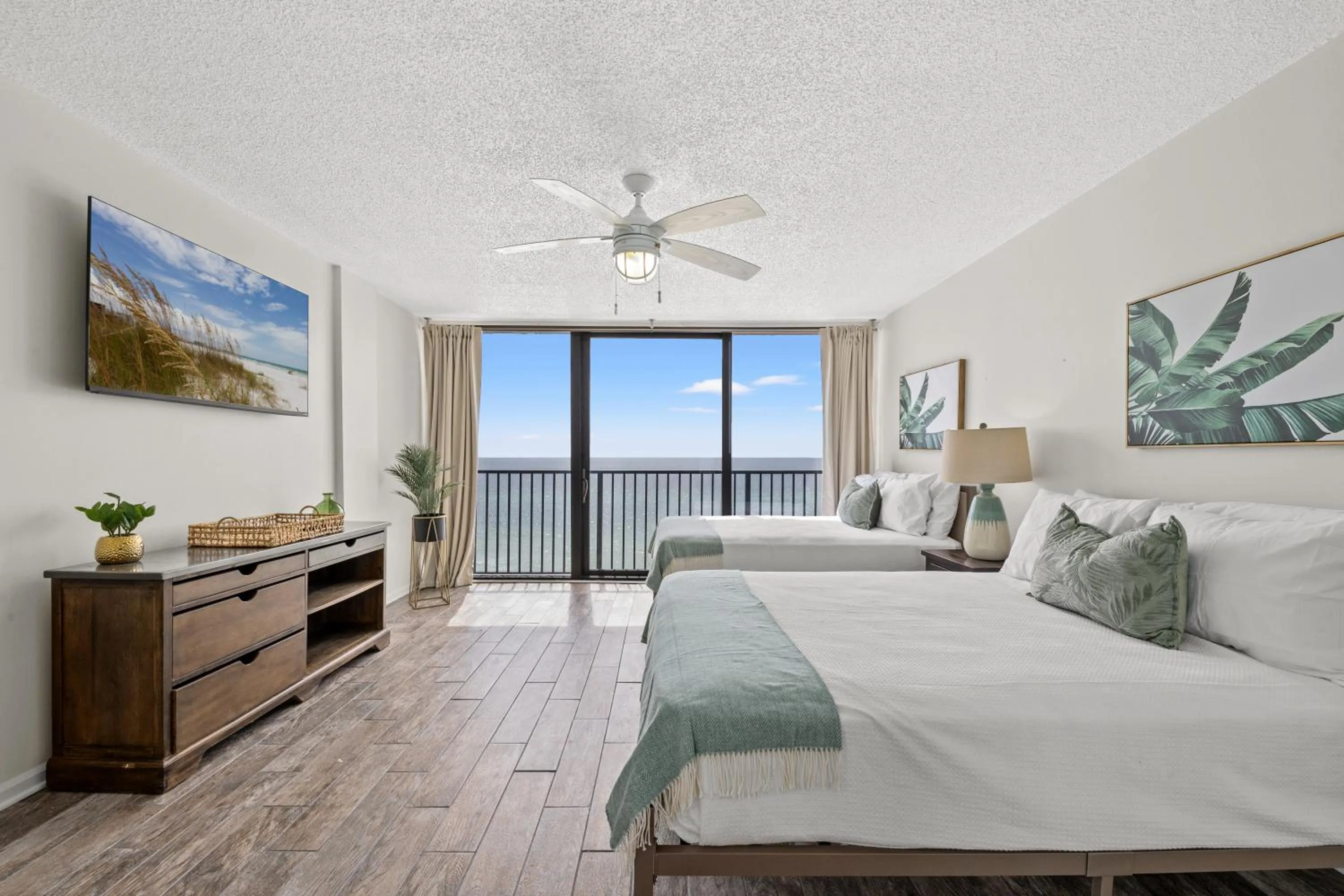 Bed in Sandpiper Beacon Beach Resort