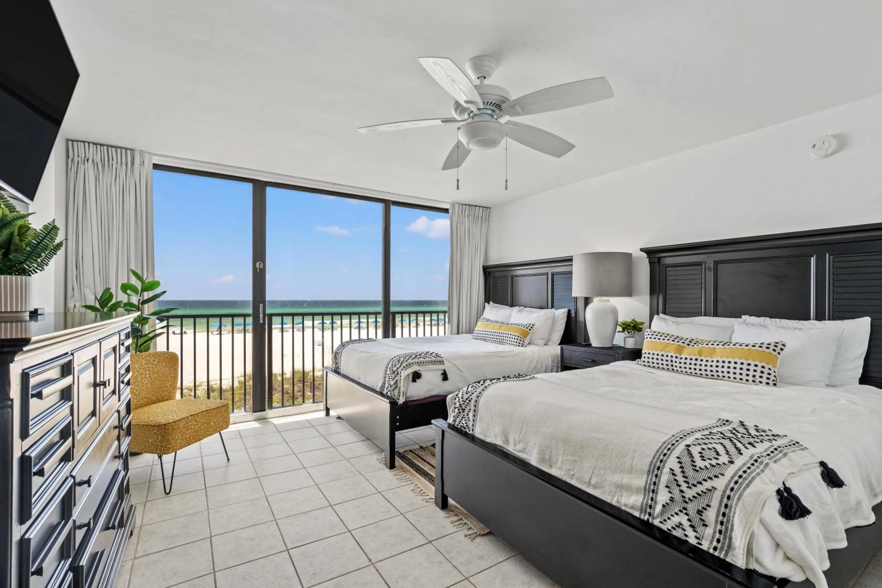 Bed in Sandpiper Beacon Beach Resort