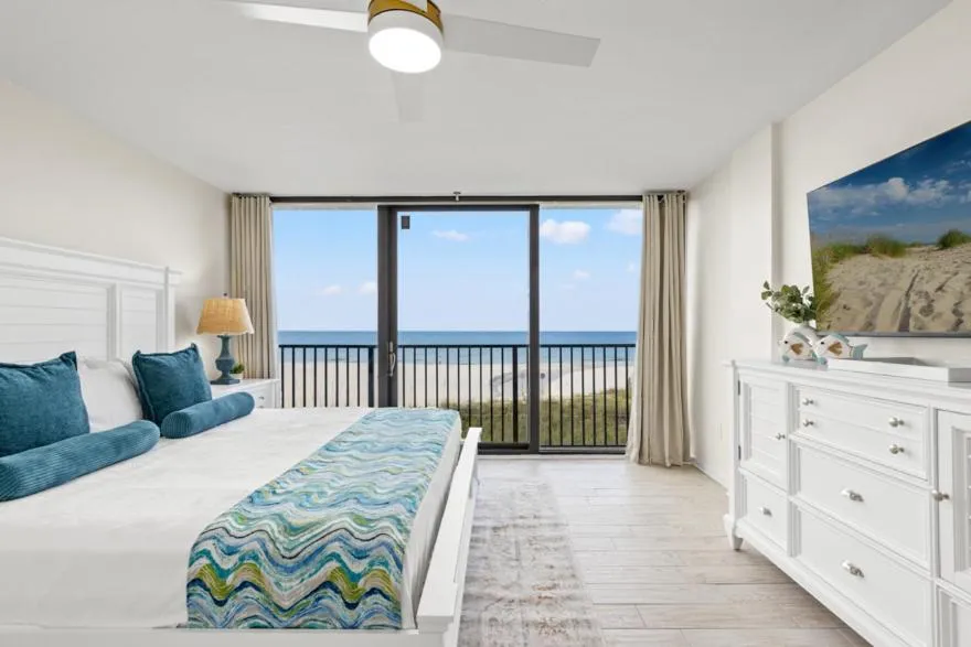 Bed in Sandpiper Beacon Beach Resort