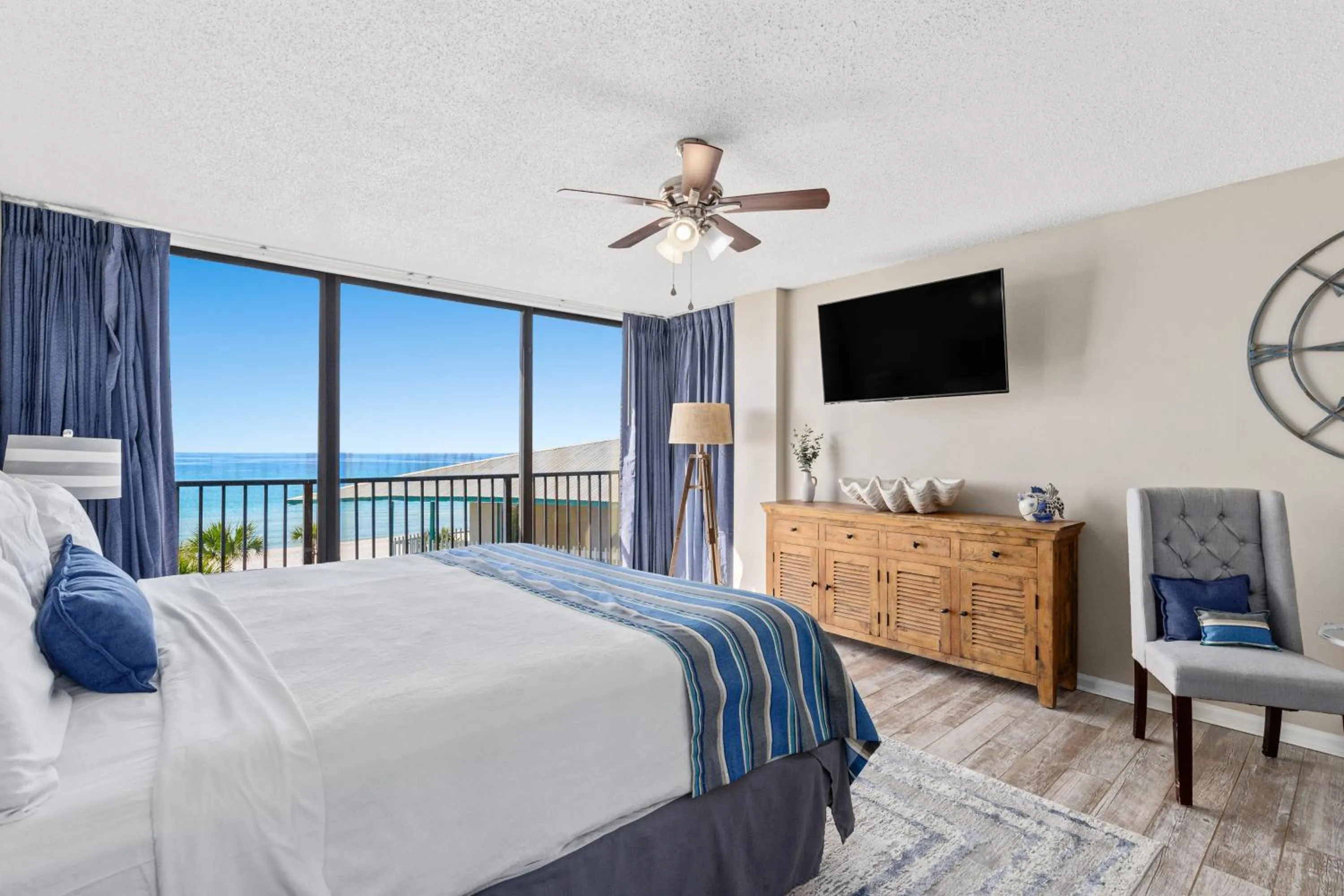 Bed in Sandpiper Beacon Beach Resort