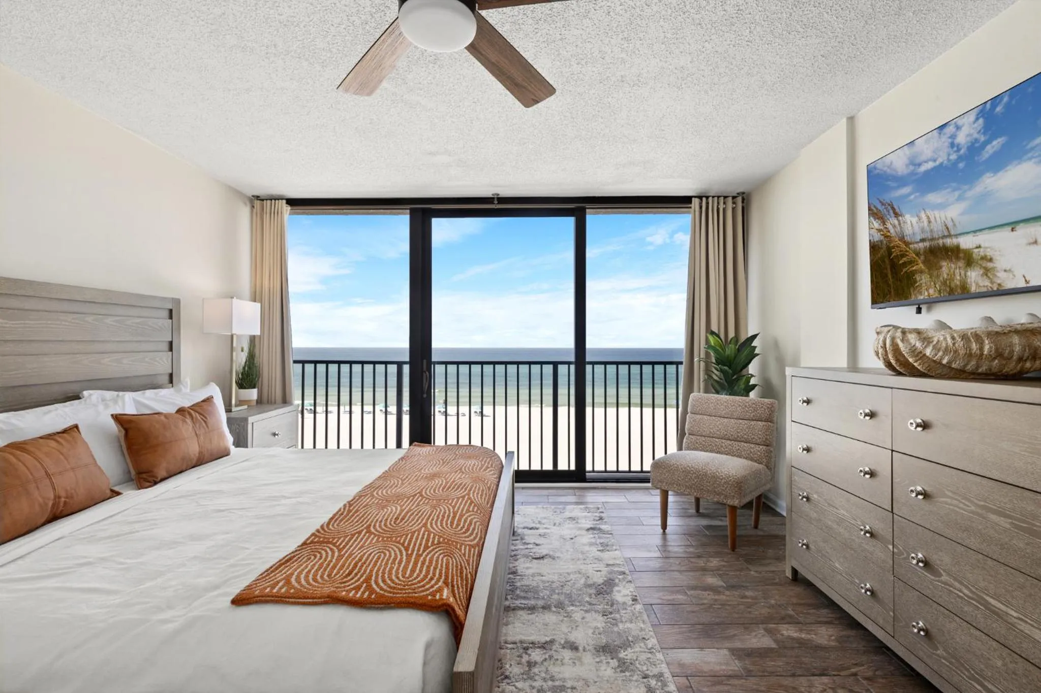 Bed in Sandpiper Beacon Beach Resort