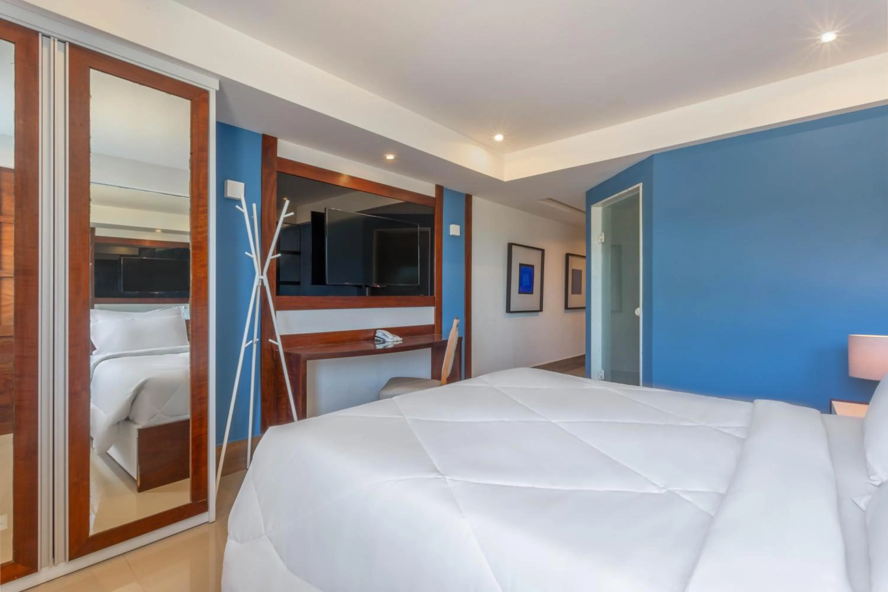 Photo of the whole room, Bed in DOM Barra Hotel