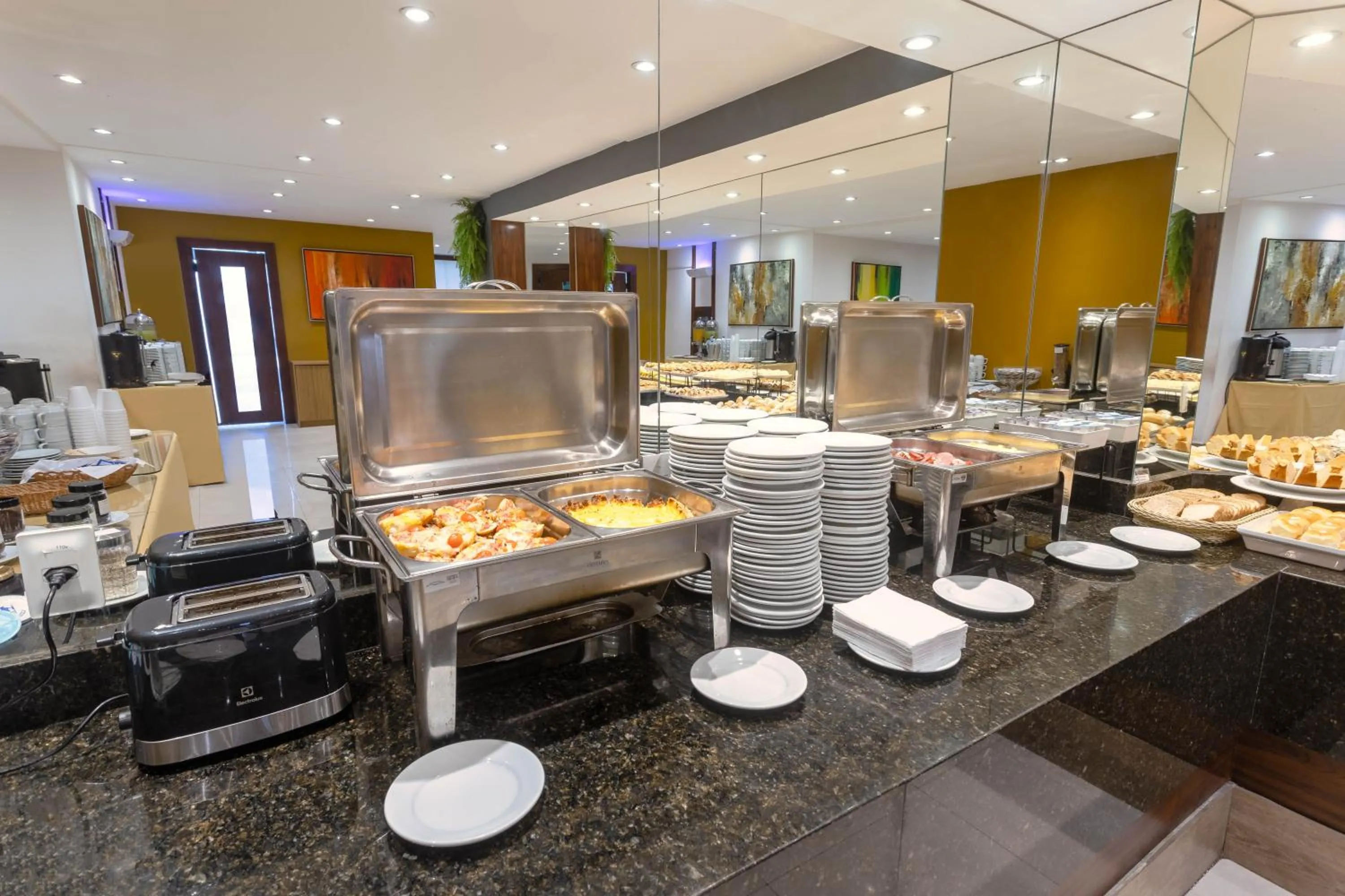 Restaurant/places to eat in DOM Barra Hotel