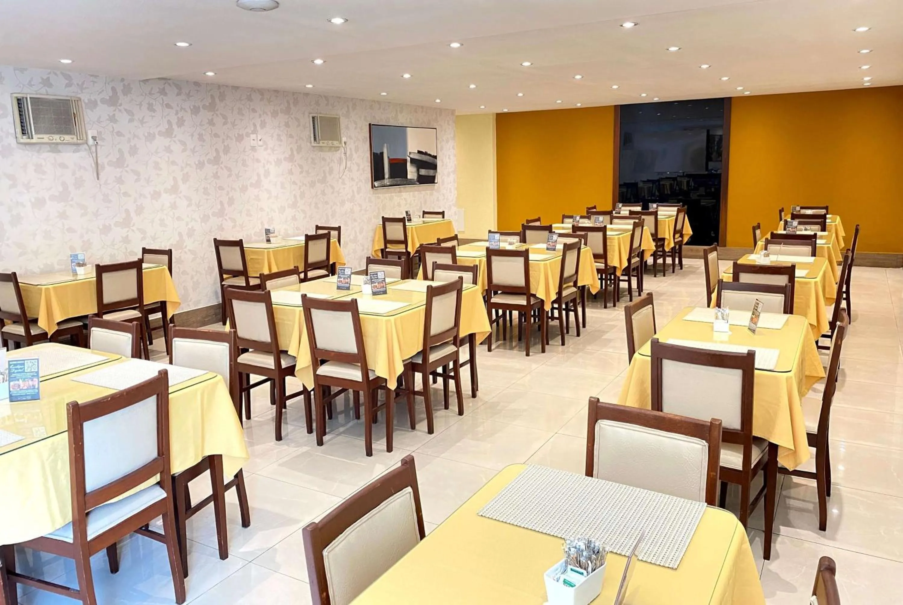 Restaurant/places to eat in DOM Barra Hotel