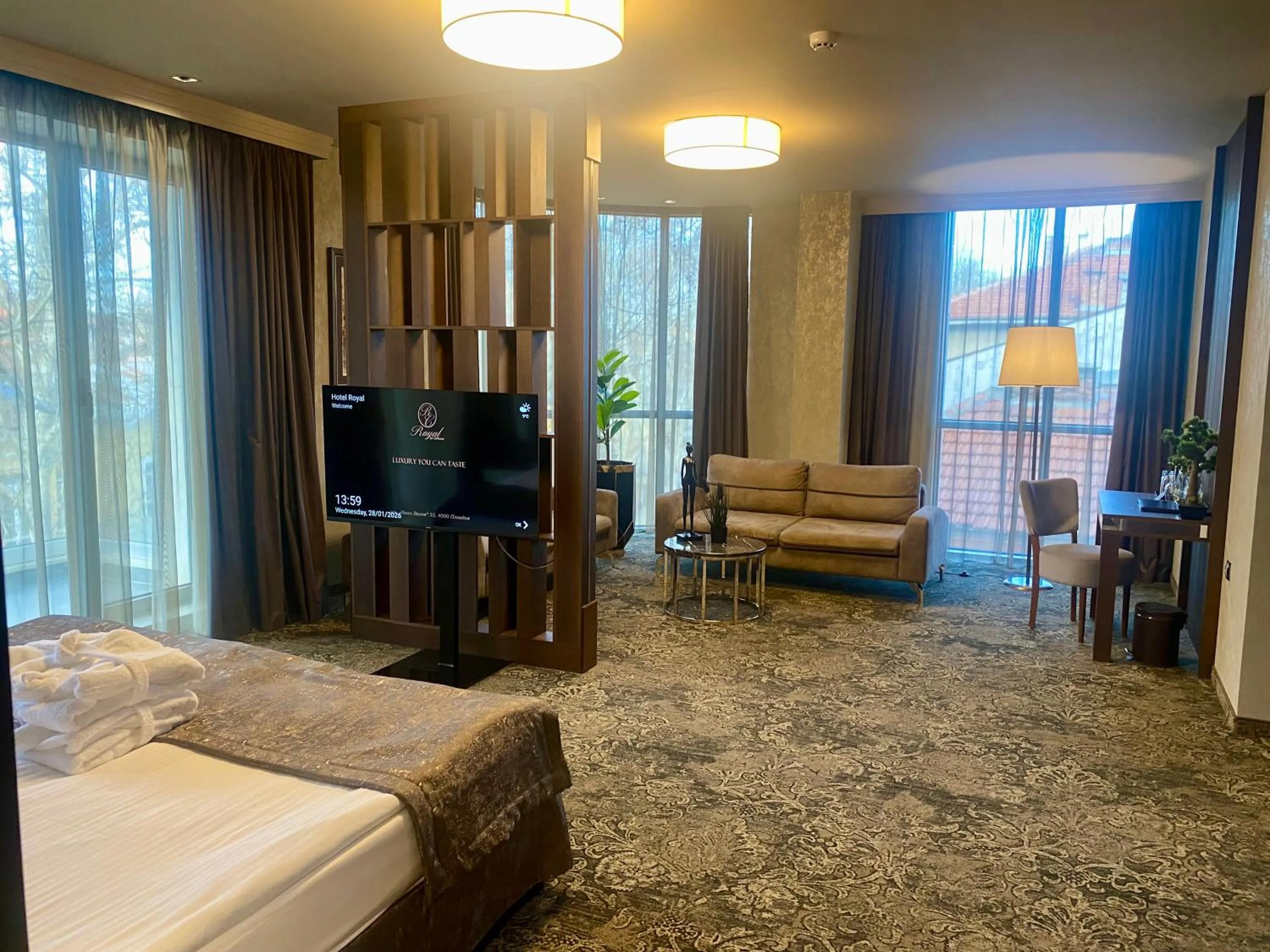 Seating area, Bed in Hotel Royal Plovdiv