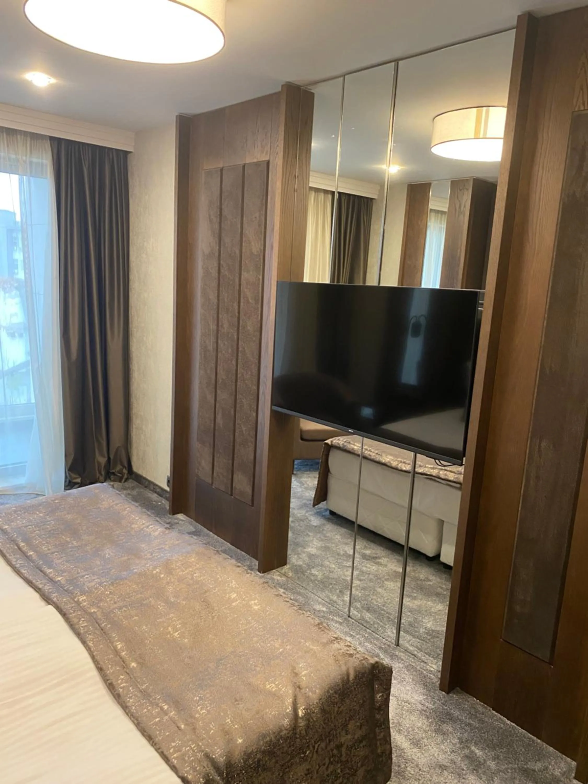 TV and multimedia, Bed in Hotel Royal Plovdiv