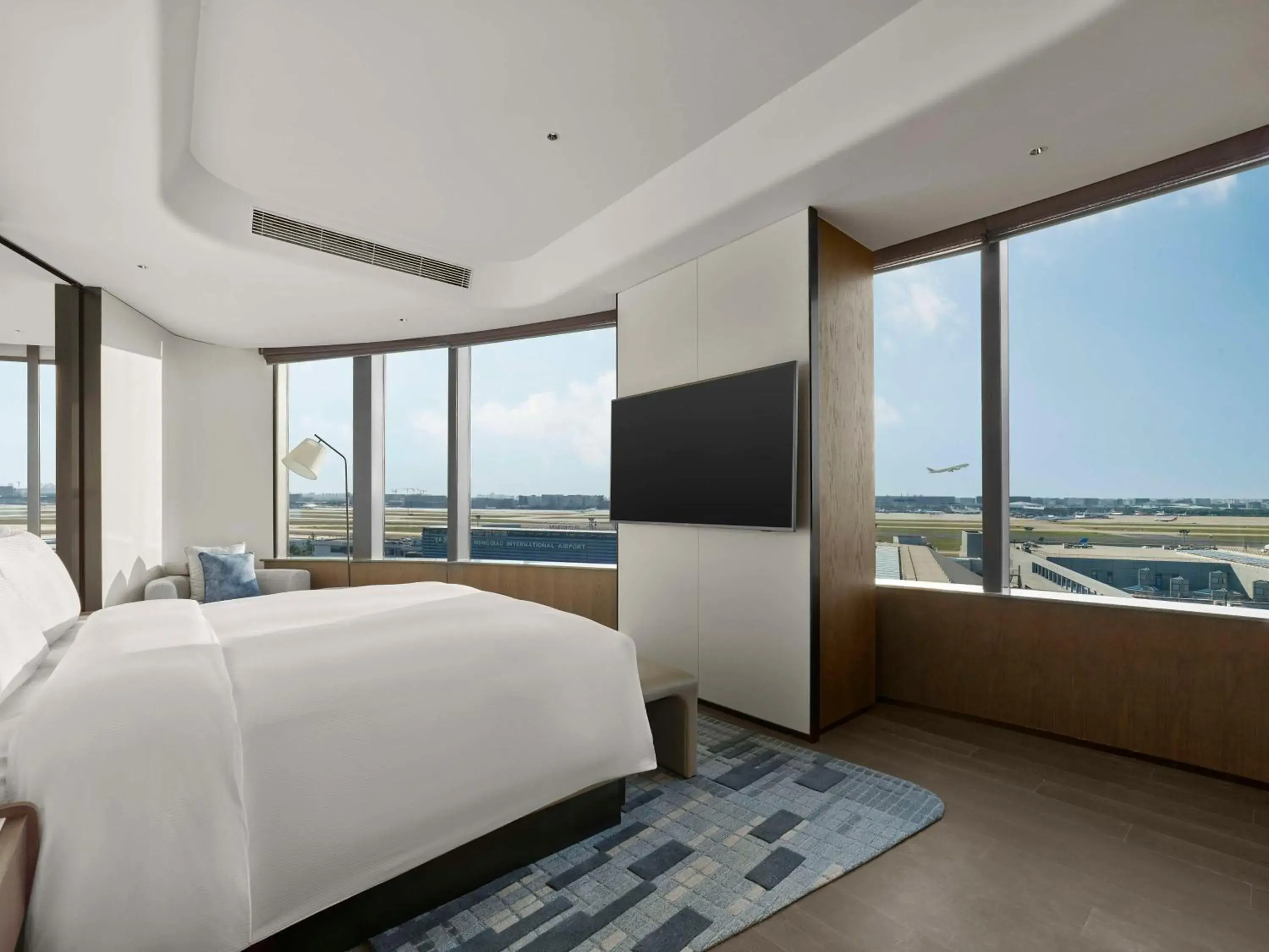Bed in Hilton Shanghai Hongqiao International Airport Bed in Hilton Shanghai Hongqiao International Airport