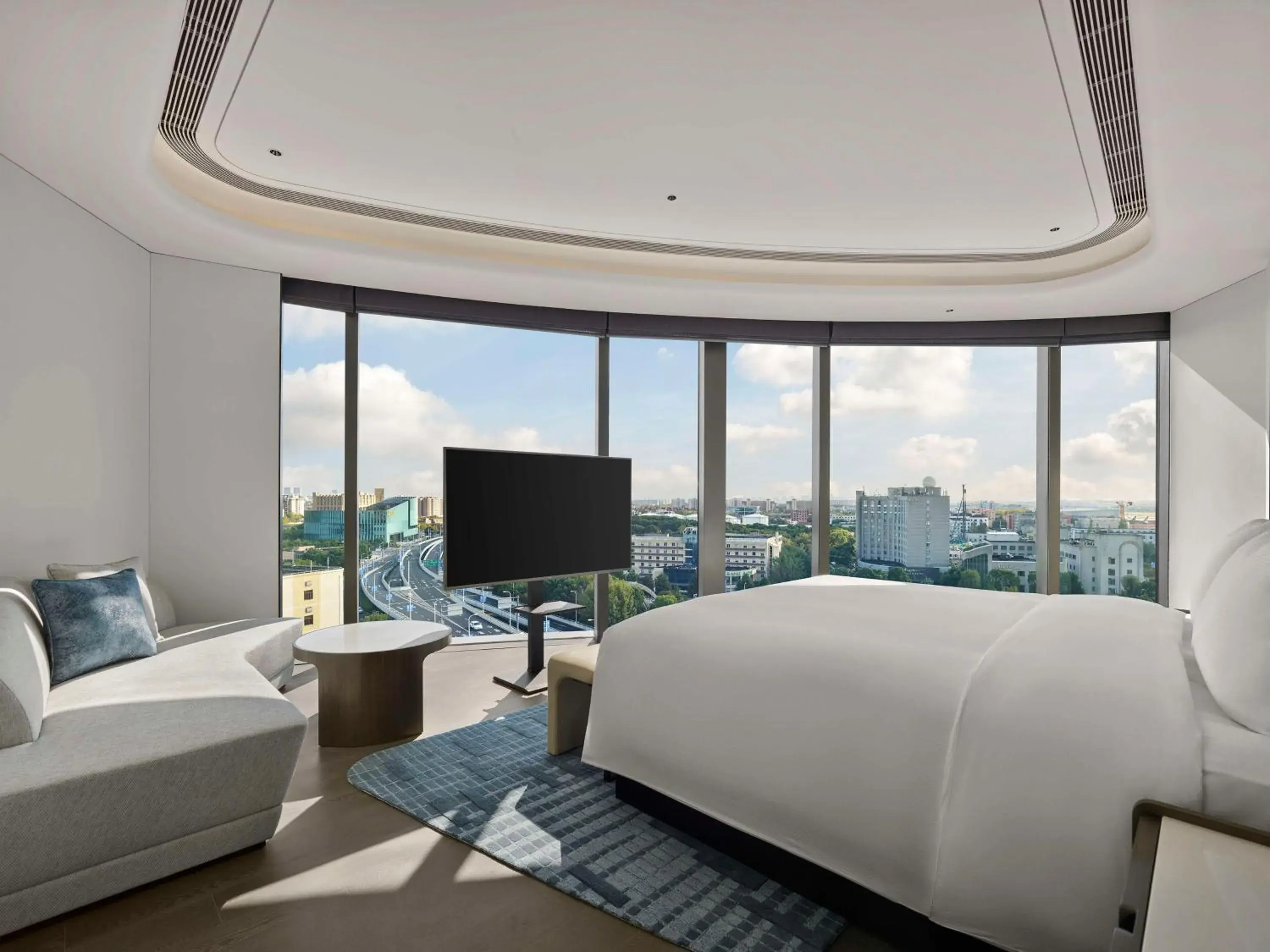 Bed in Hilton Shanghai Hongqiao International Airport Bed in Hilton Shanghai Hongqiao International Airport