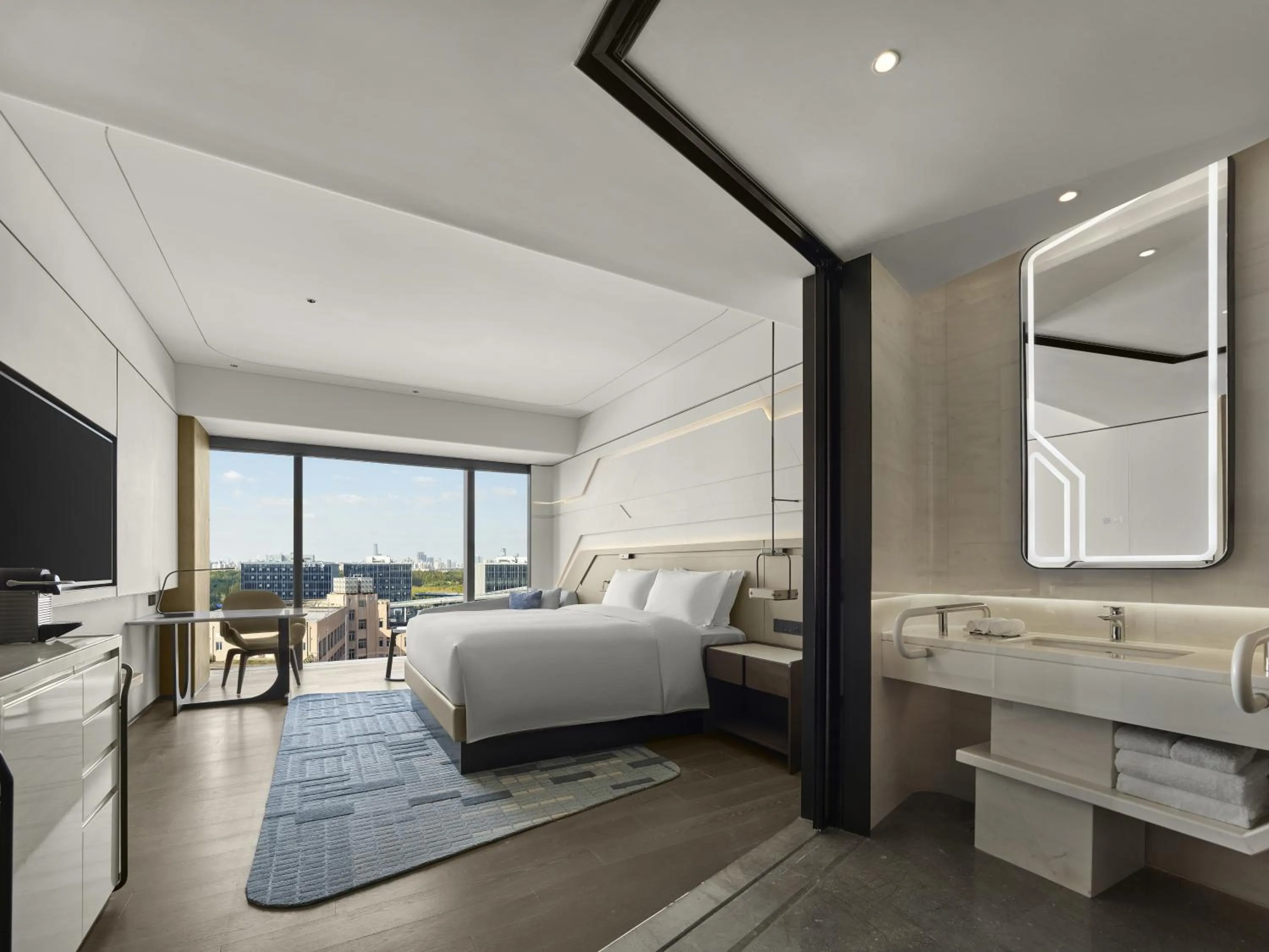 Photo of the whole room, Bed in Hilton Shanghai Hongqiao International Airport