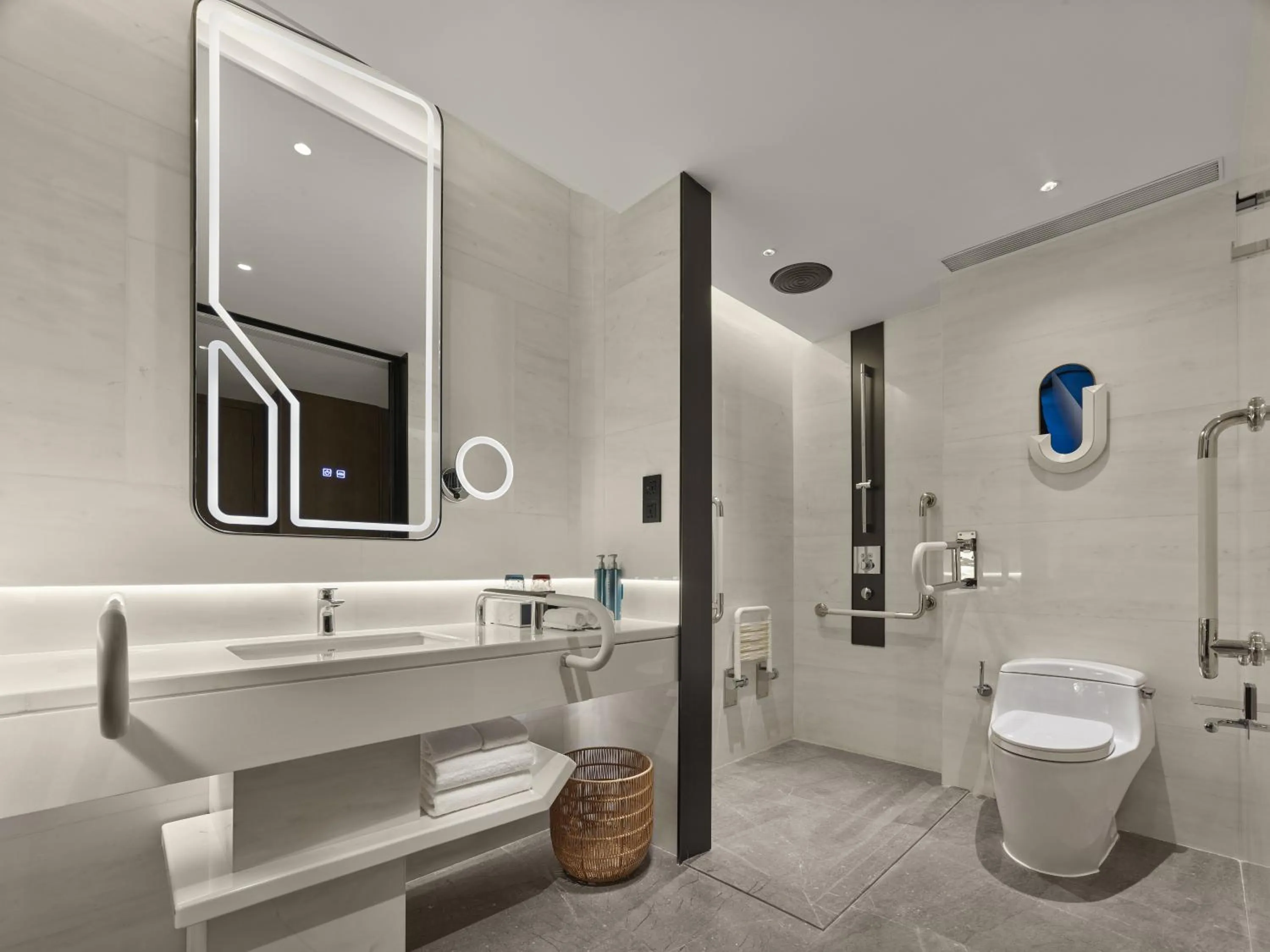 Toilet in Hilton Shanghai Hongqiao International Airport