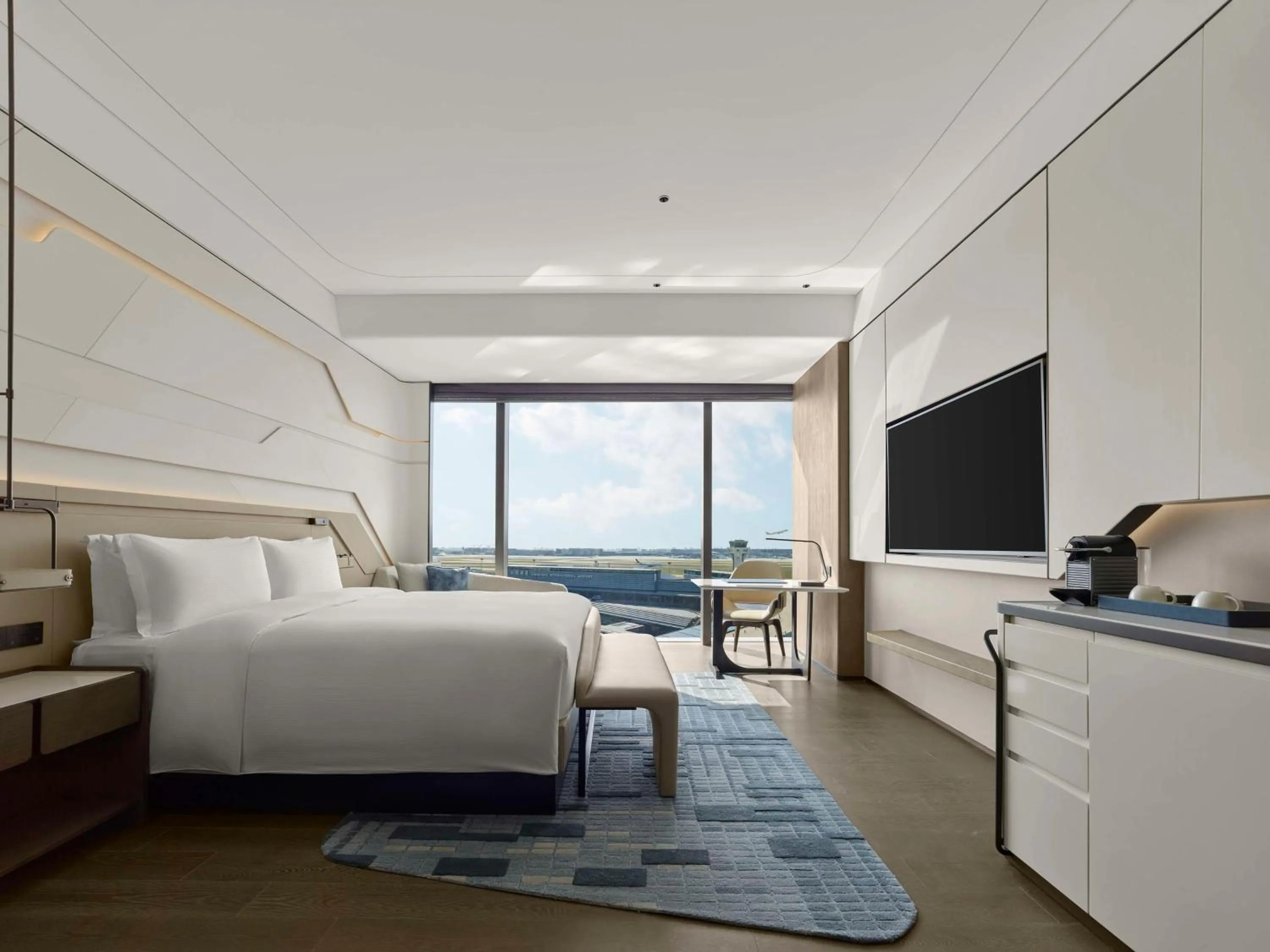 Bed in Hilton Shanghai Hongqiao International Airport