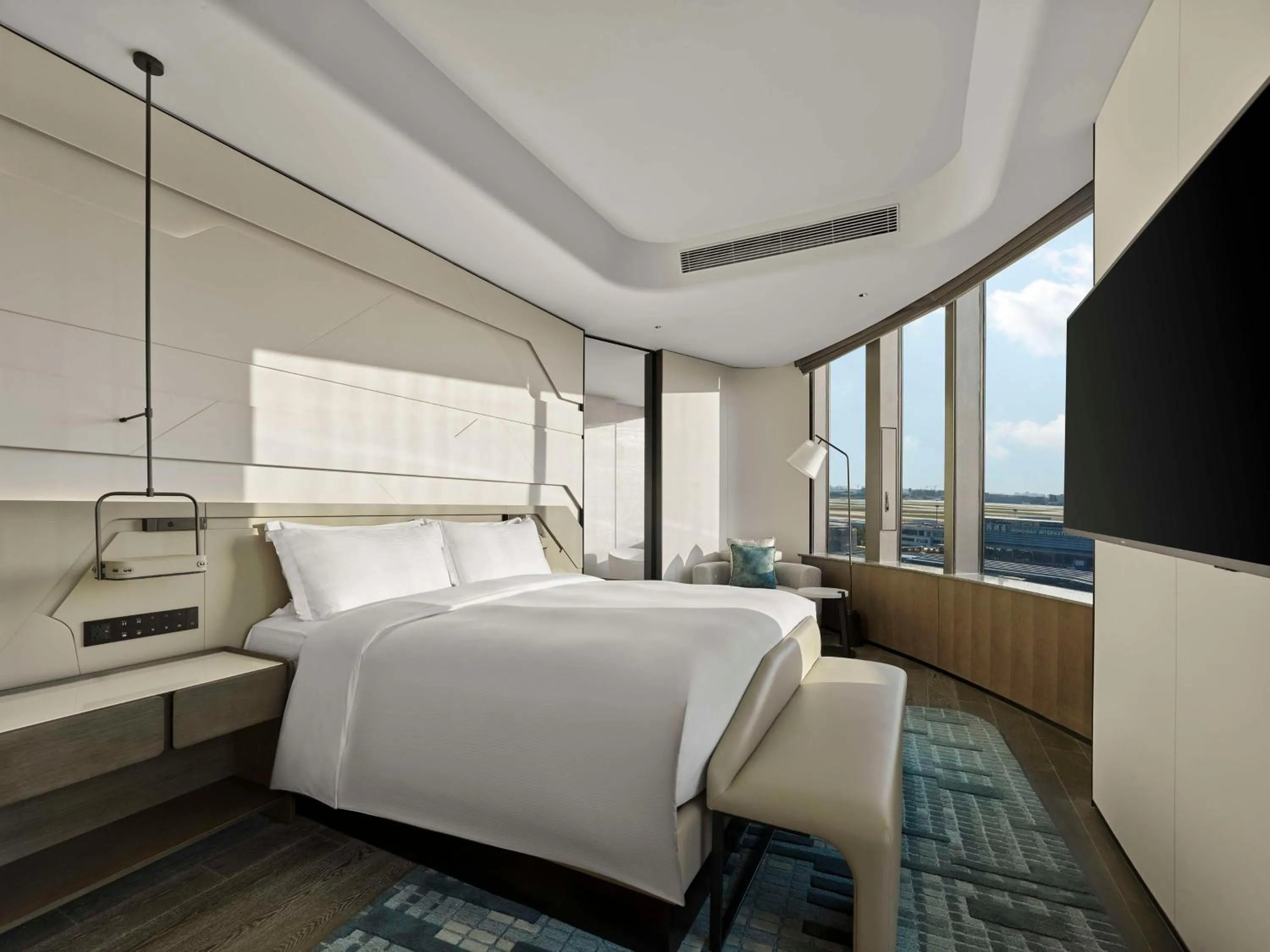 Bed in Hilton Shanghai Hongqiao International Airport
