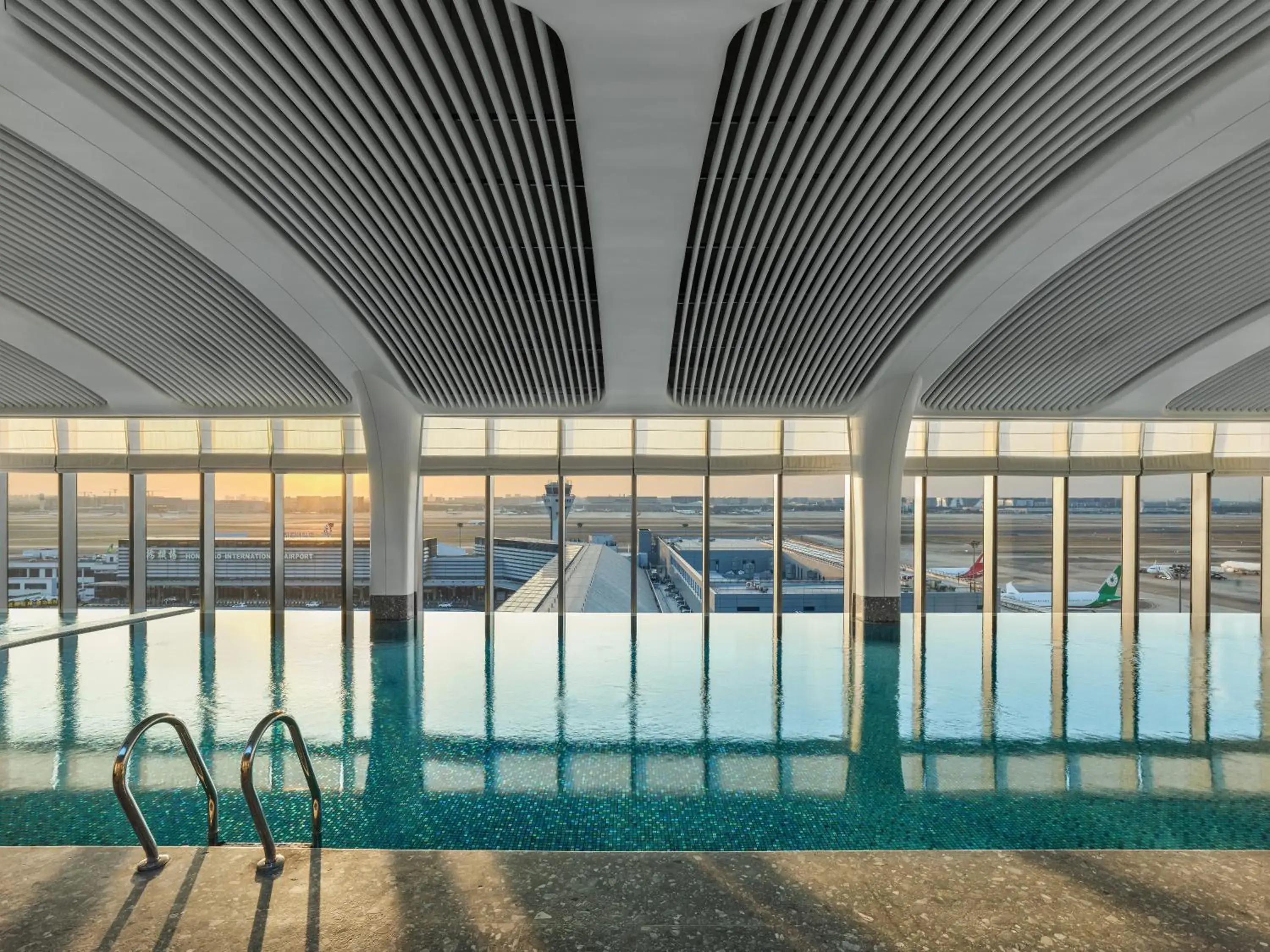 Swimming pool in Hilton Shanghai Hongqiao International Airport Swimming pool in Hilton Shanghai Hongqiao International Airport