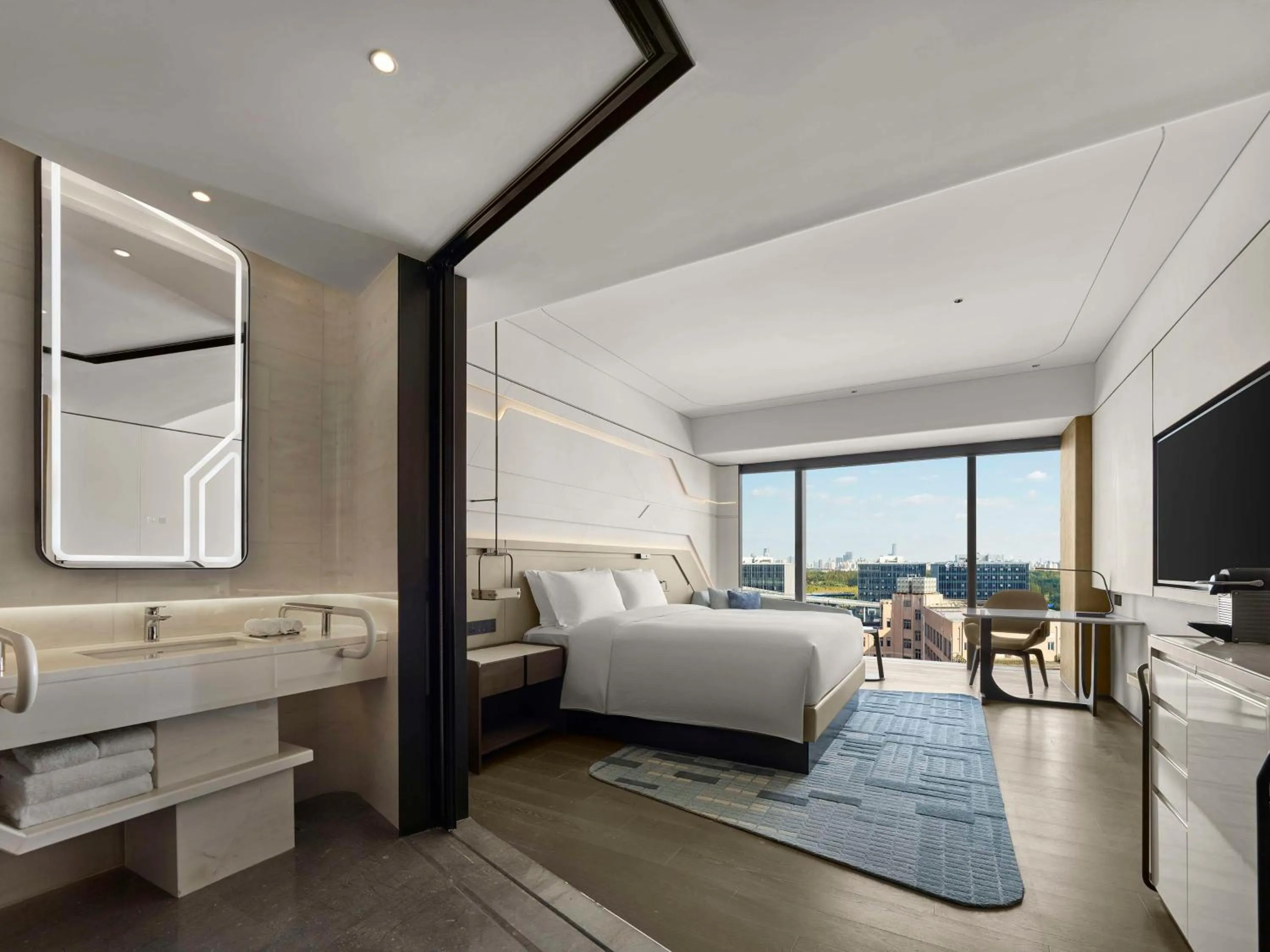 Bed in Hilton Shanghai Hongqiao International Airport