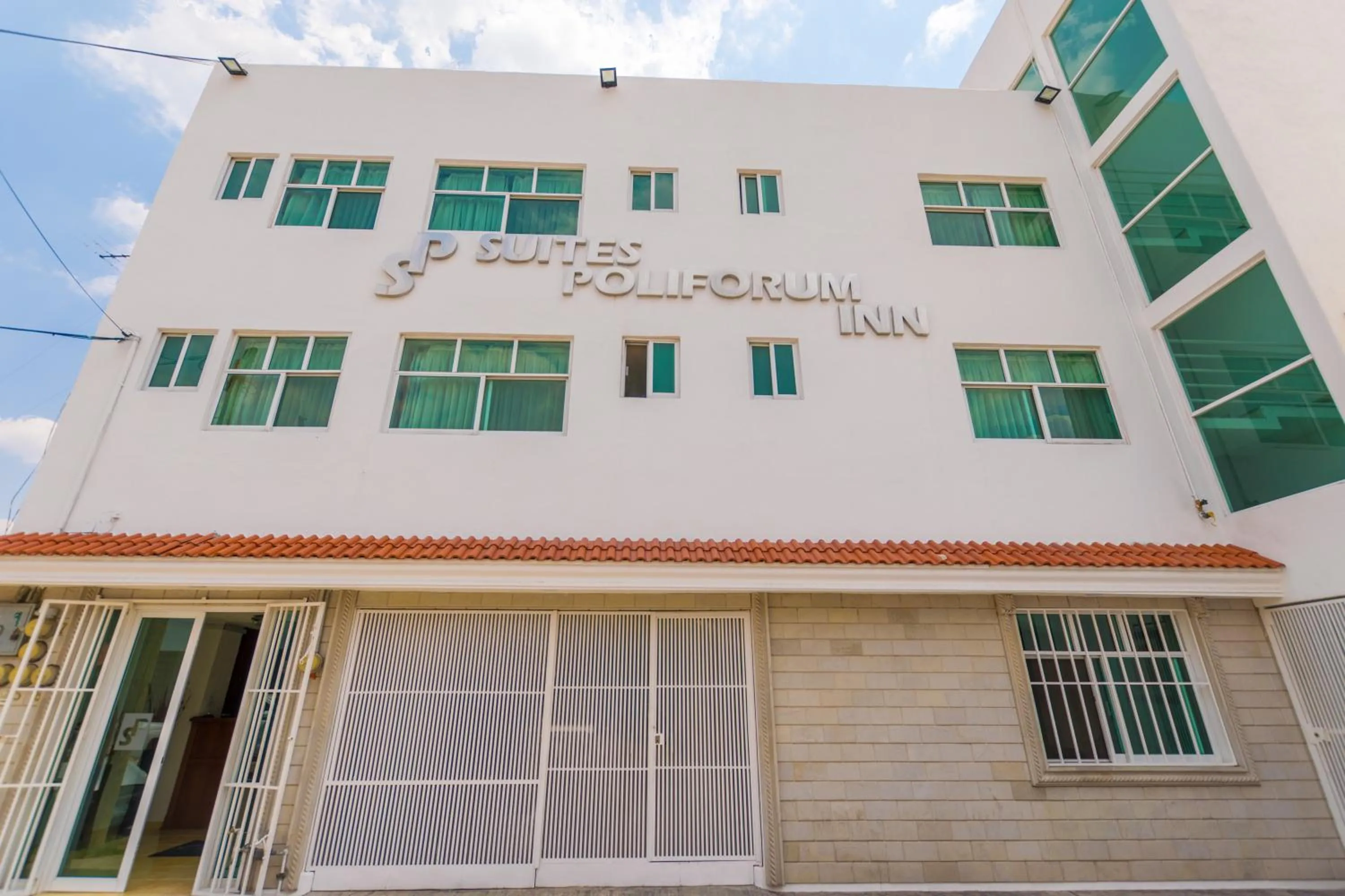 Property building in Suites Poliforum Inn