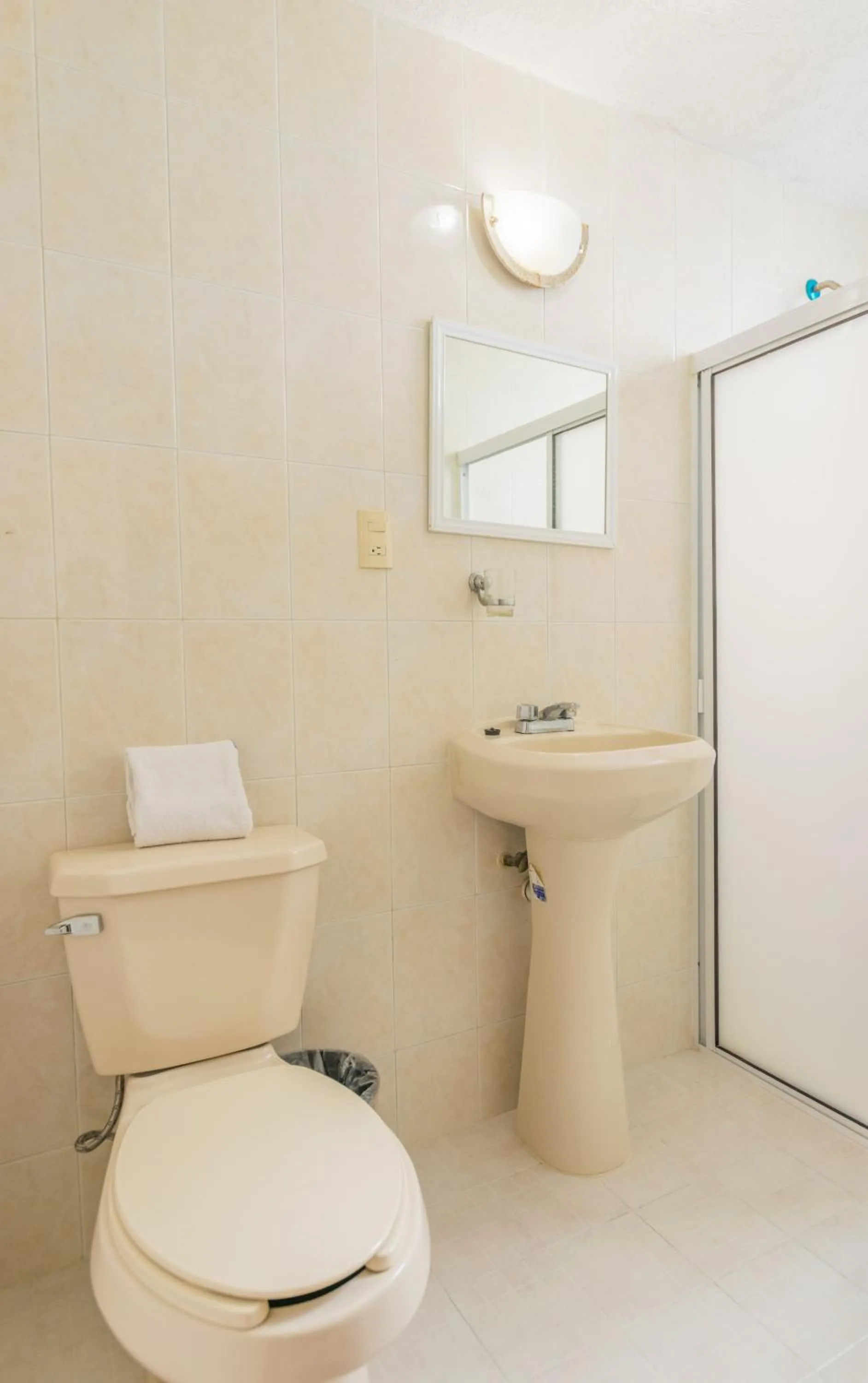 Toilet in Suites Poliforum Inn