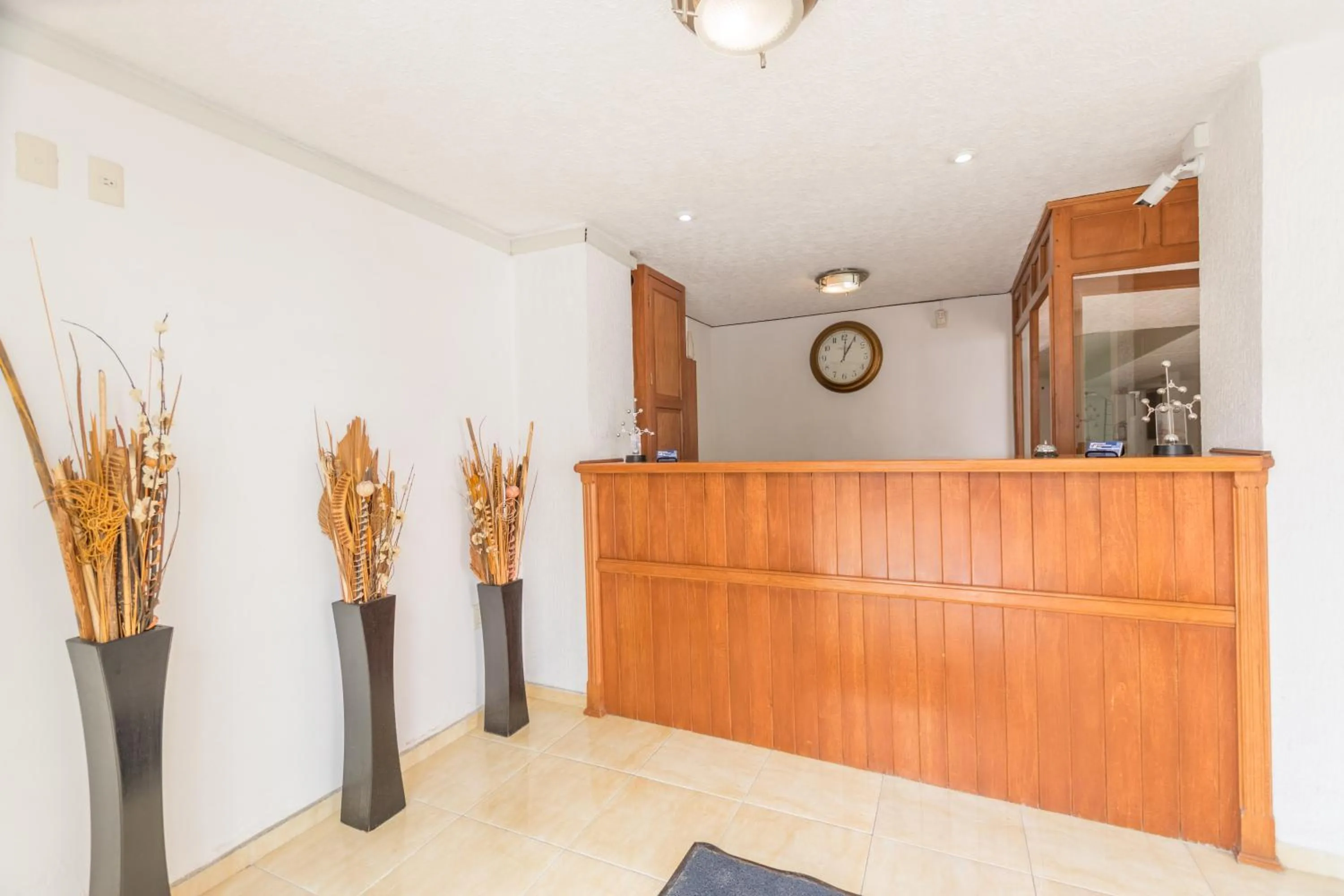 Lobby or reception in Suites Poliforum Inn