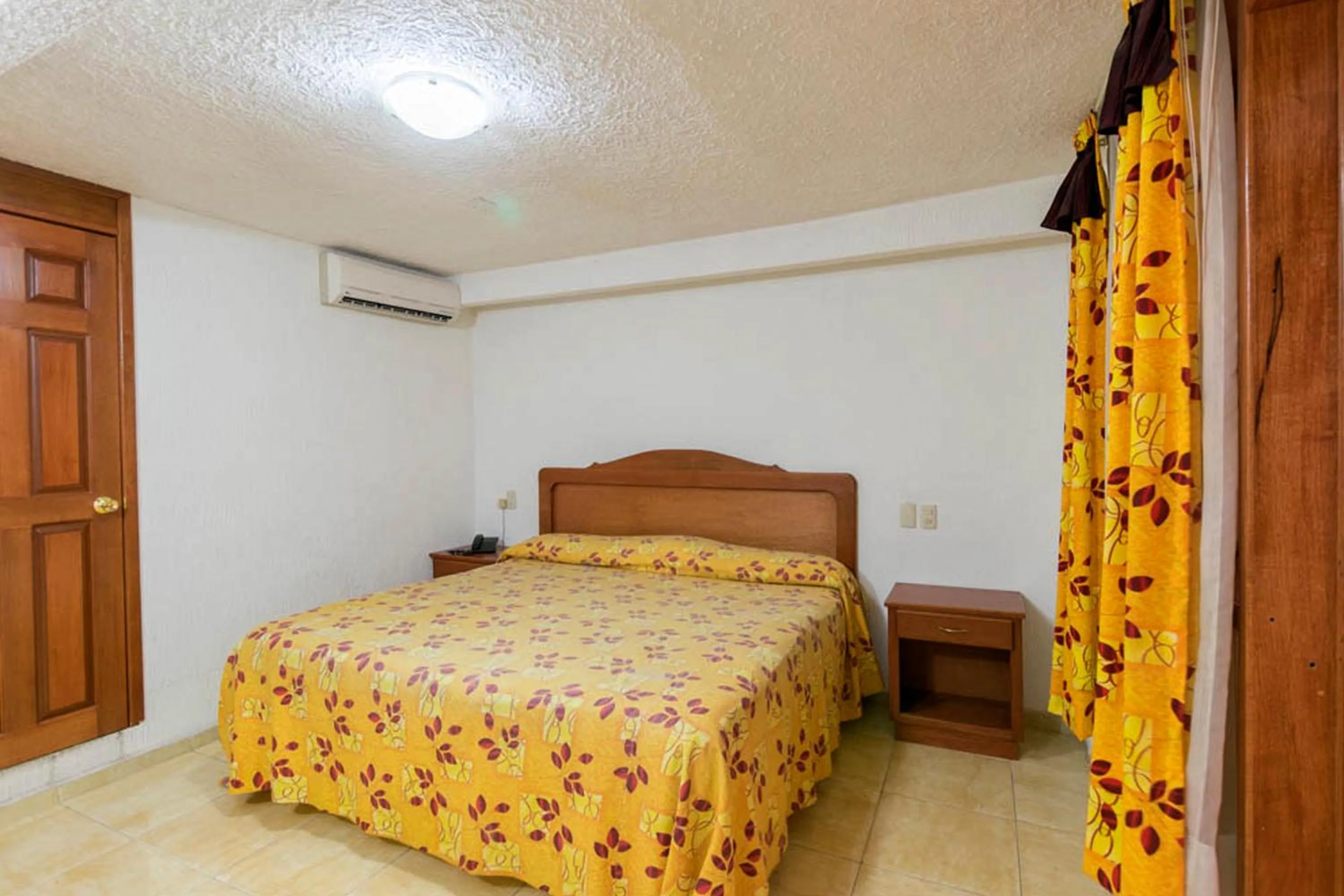 Bedroom, Bed in Suites Poliforum Inn