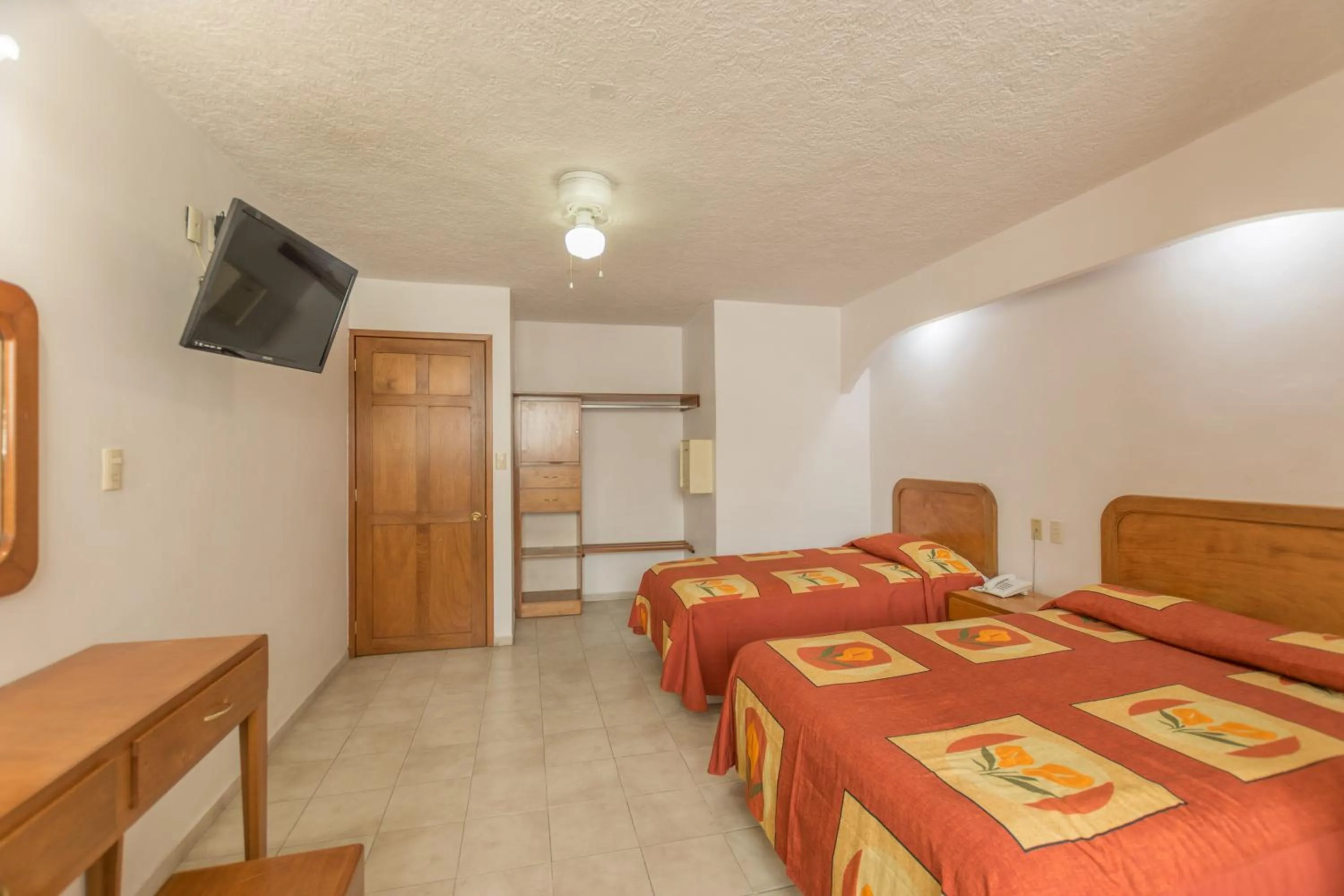 Bed in Suites Poliforum Inn