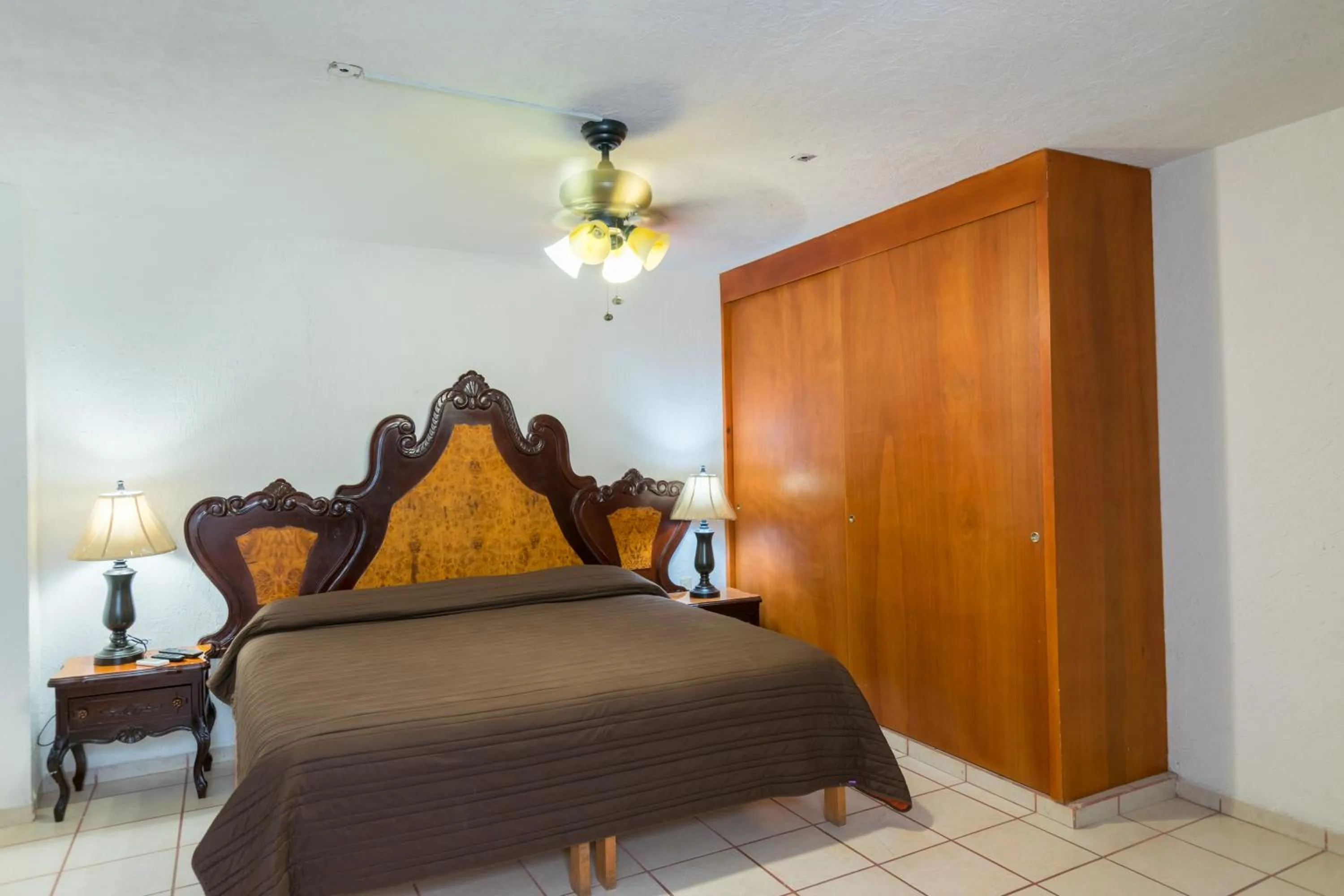 Bed in Suites Poliforum Inn