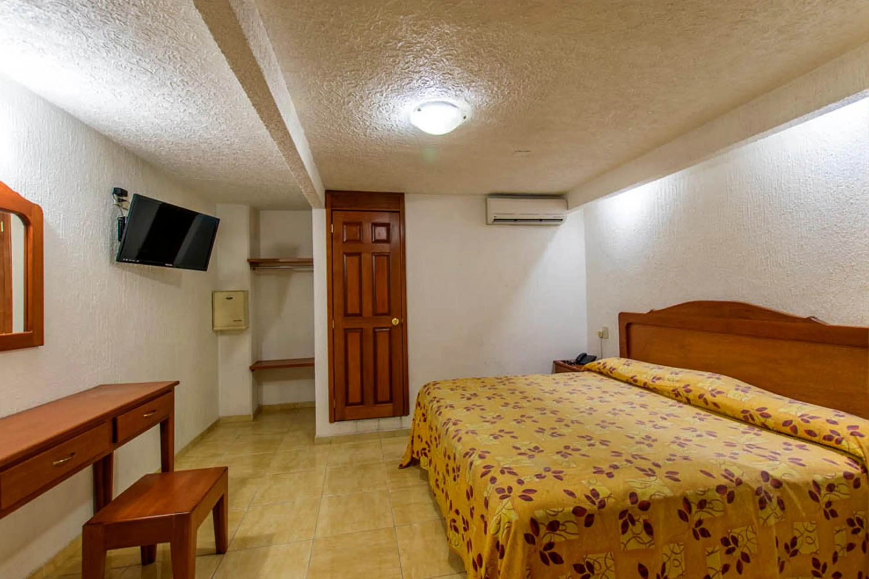 Photo of the whole room, Bed in Suites Poliforum Inn