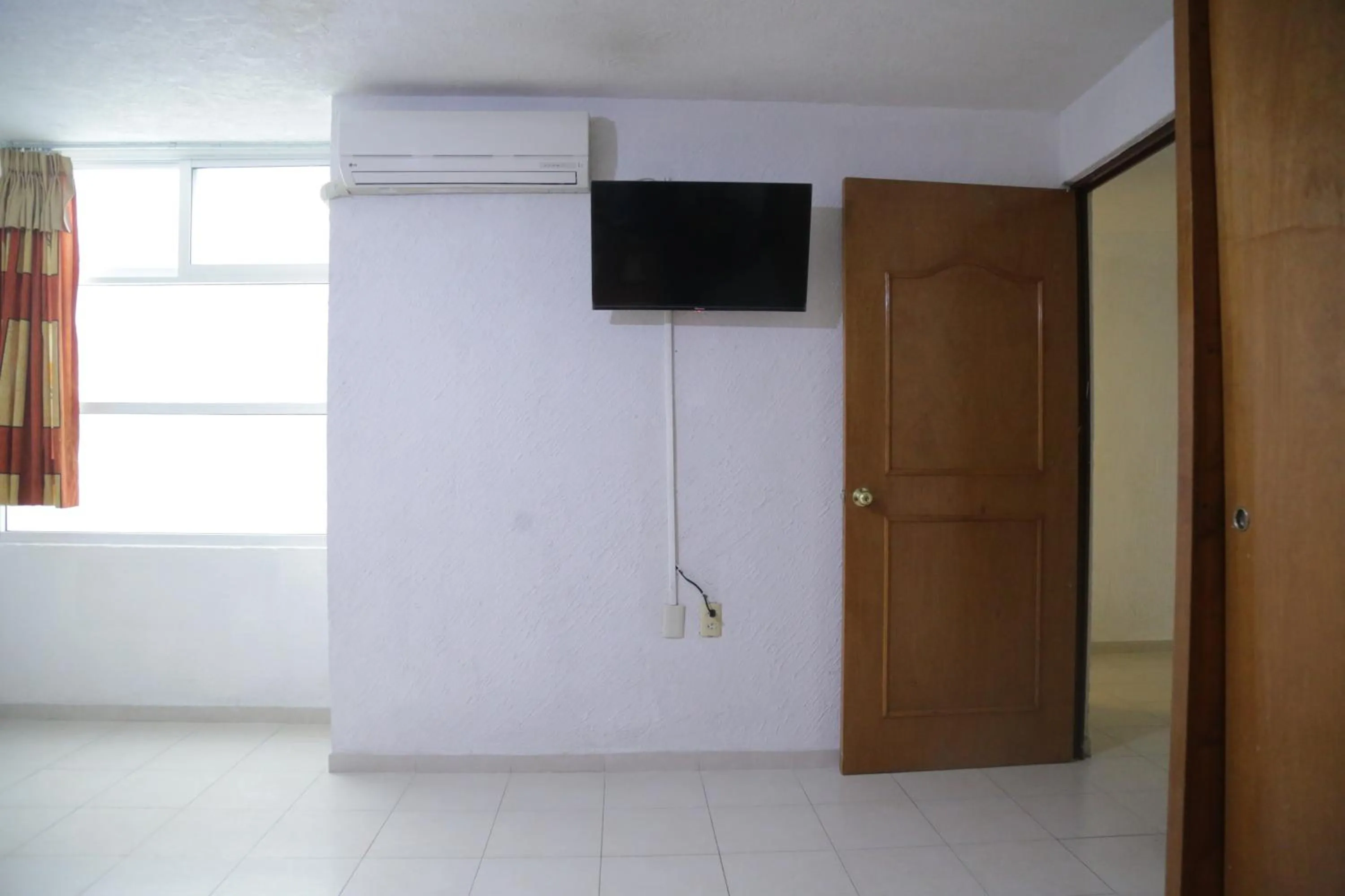 TV and multimedia in Suites Poliforum Inn