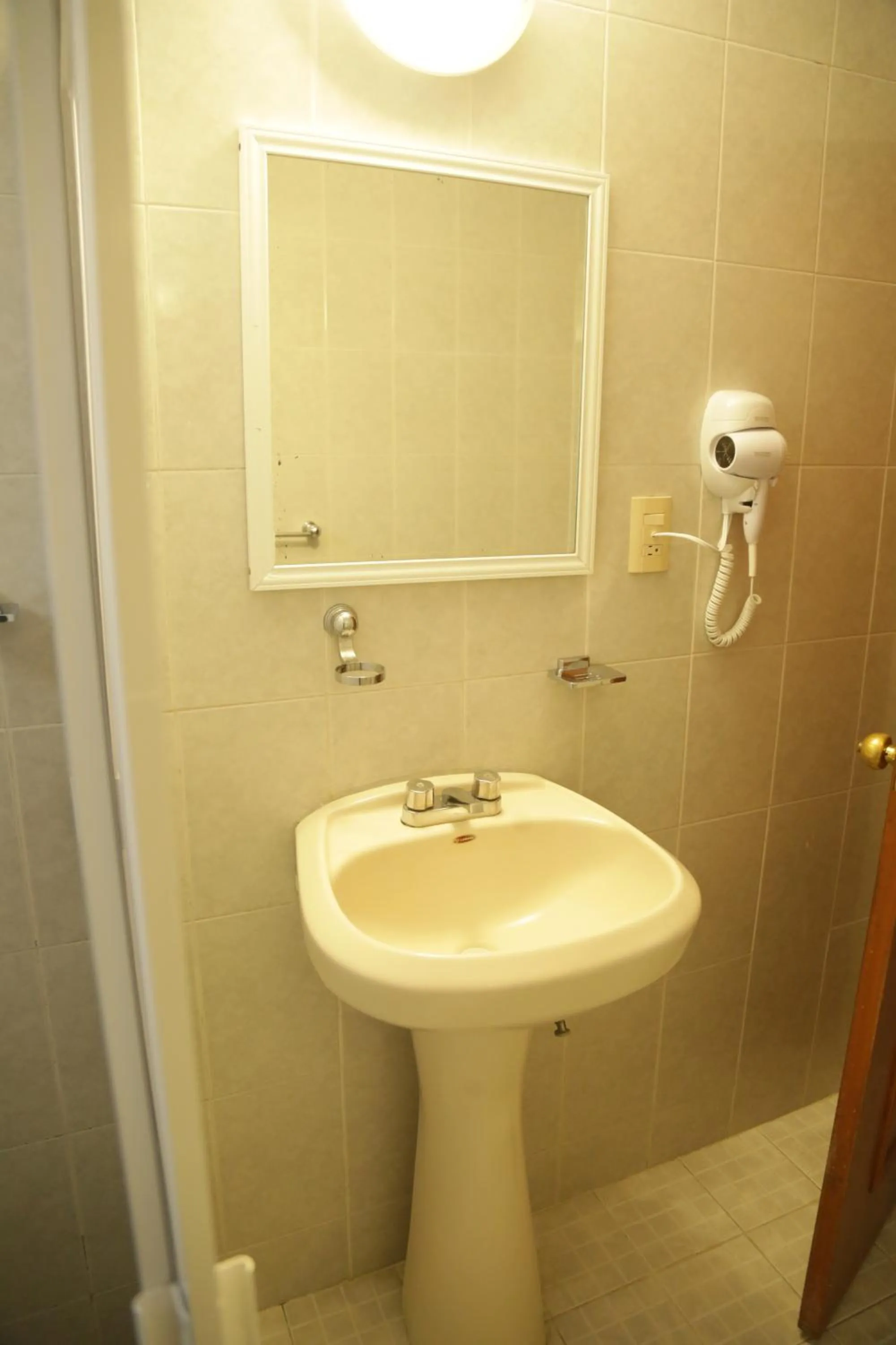 Shower in Suites Poliforum Inn