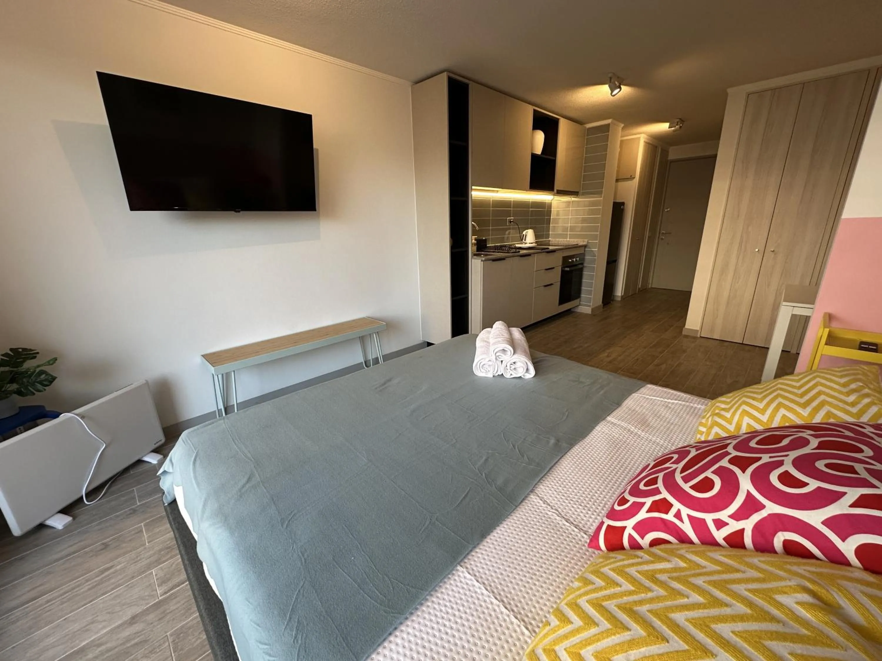 Kitchen or kitchenette, Bed in Oceana Suites Movistar Arena I Eco España