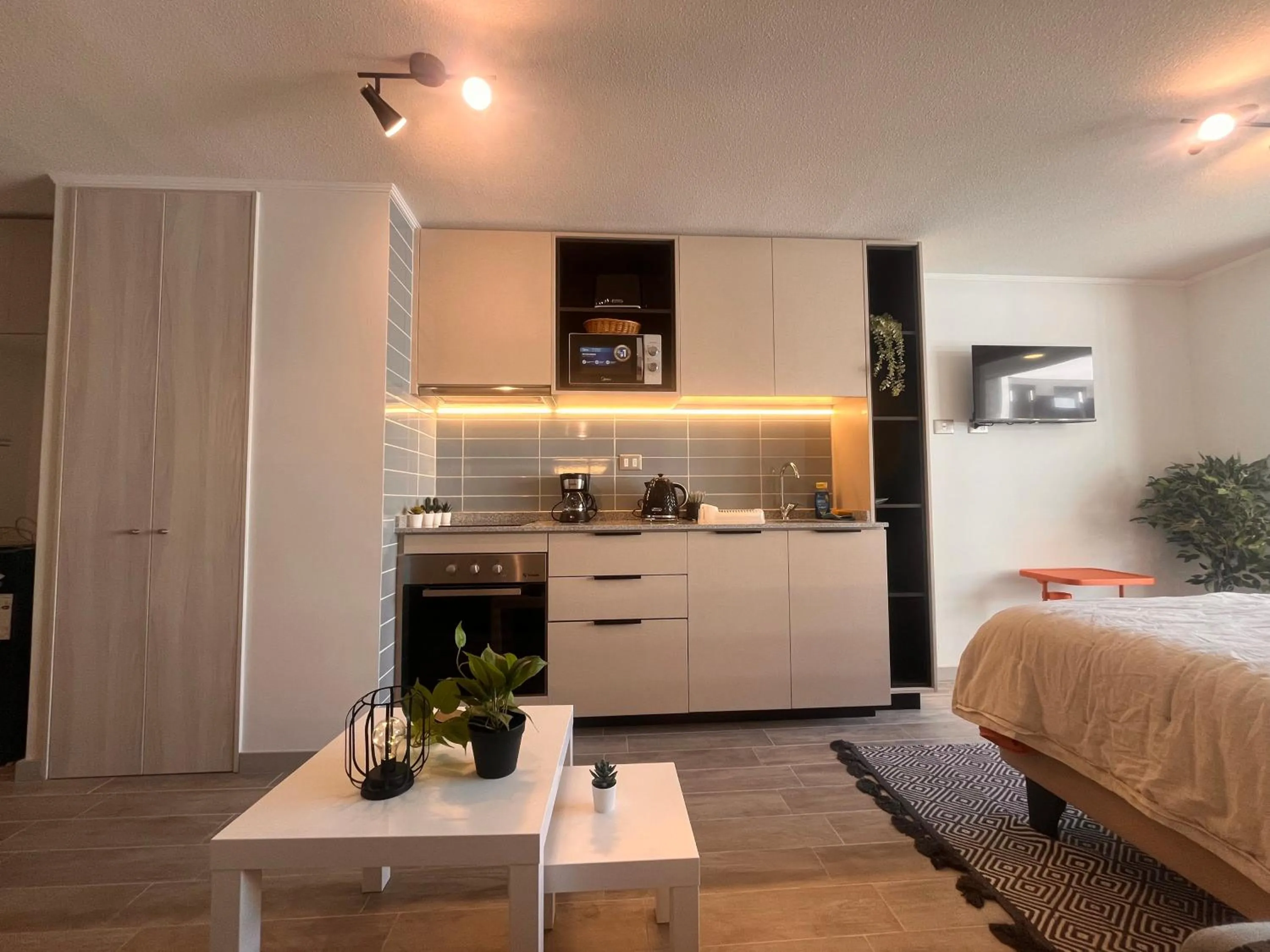 Kitchen or kitchenette, Bed in Oceana Suites Movistar Arena I Eco España