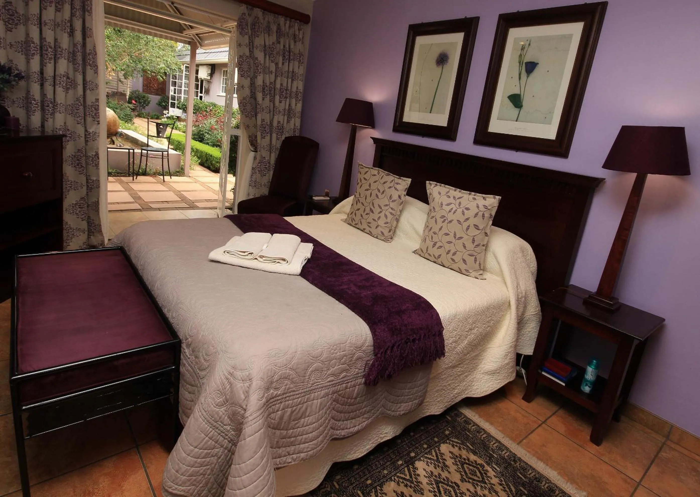 Bedroom, Bed in Avalon Guest Manor