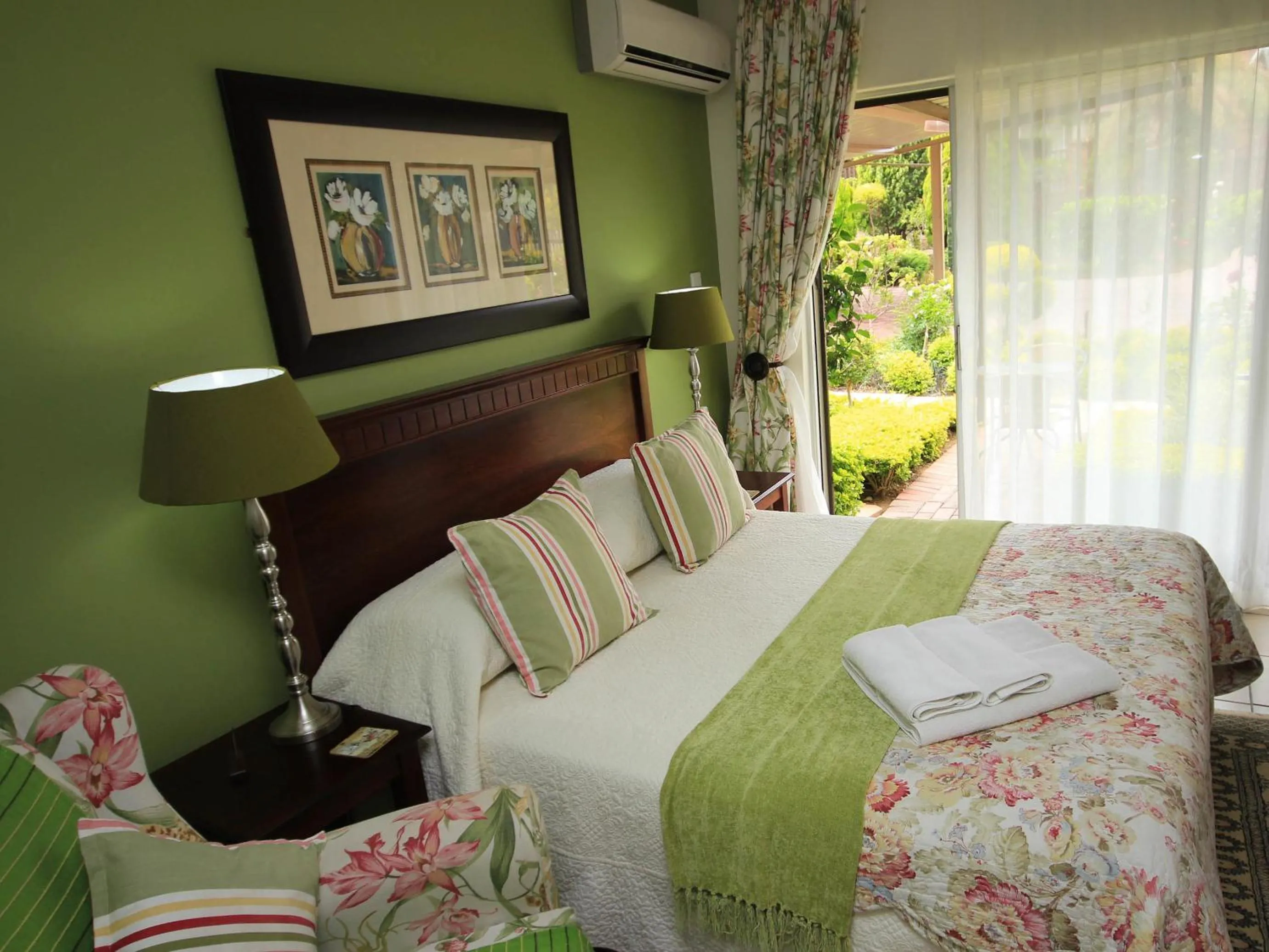Decorative detail, Bed in Avalon Guest Manor