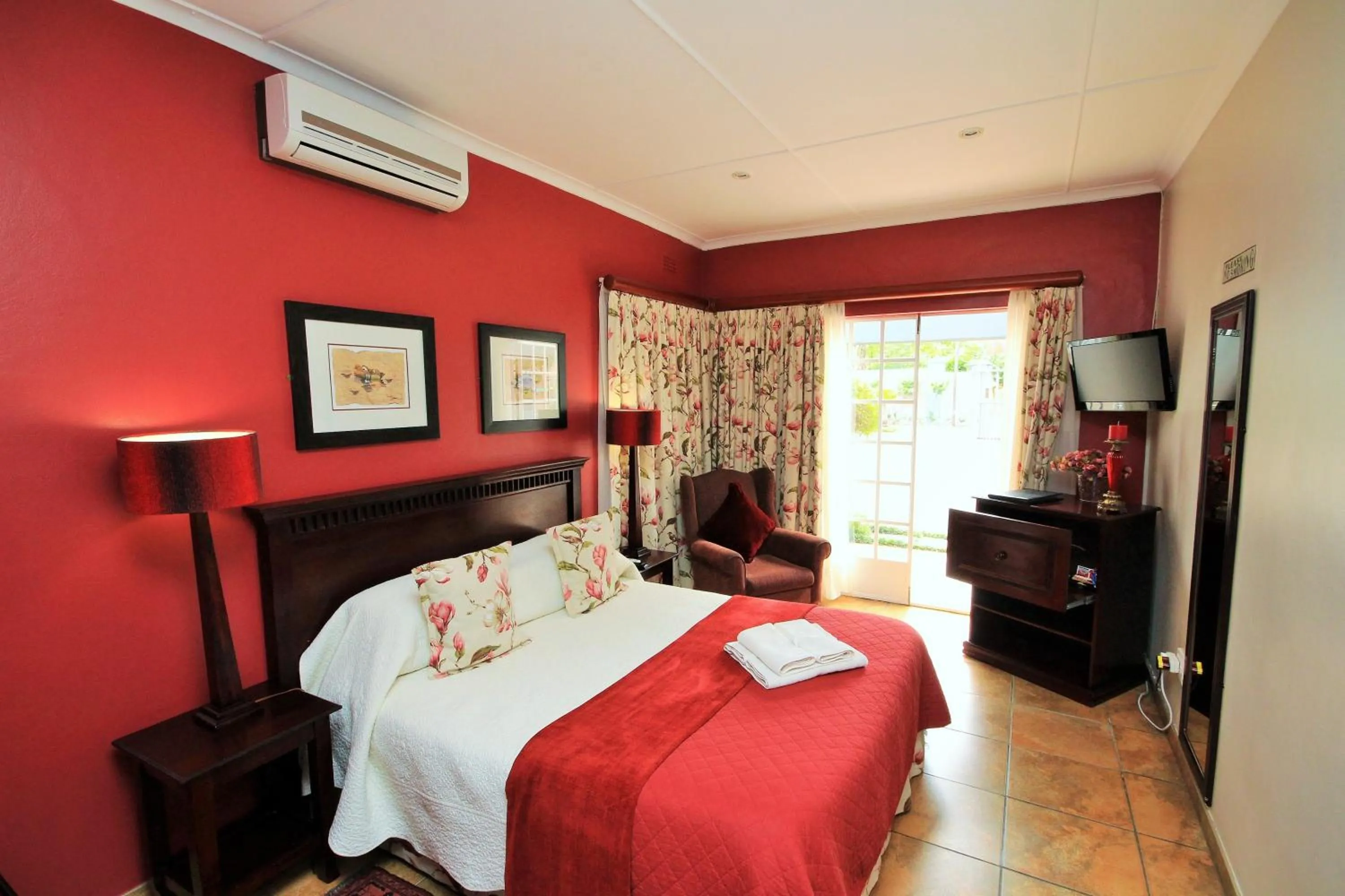Bedroom, Bed in Avalon Guest Manor