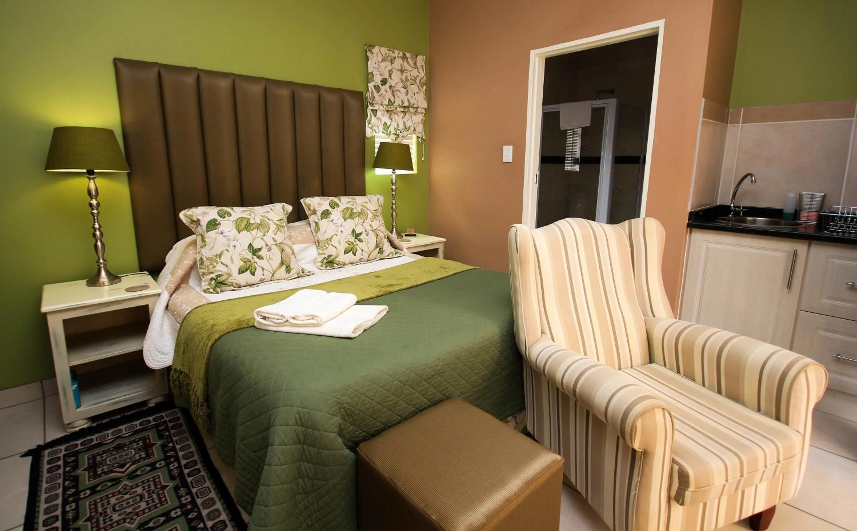 Bedroom, Bed in Avalon Guest Manor