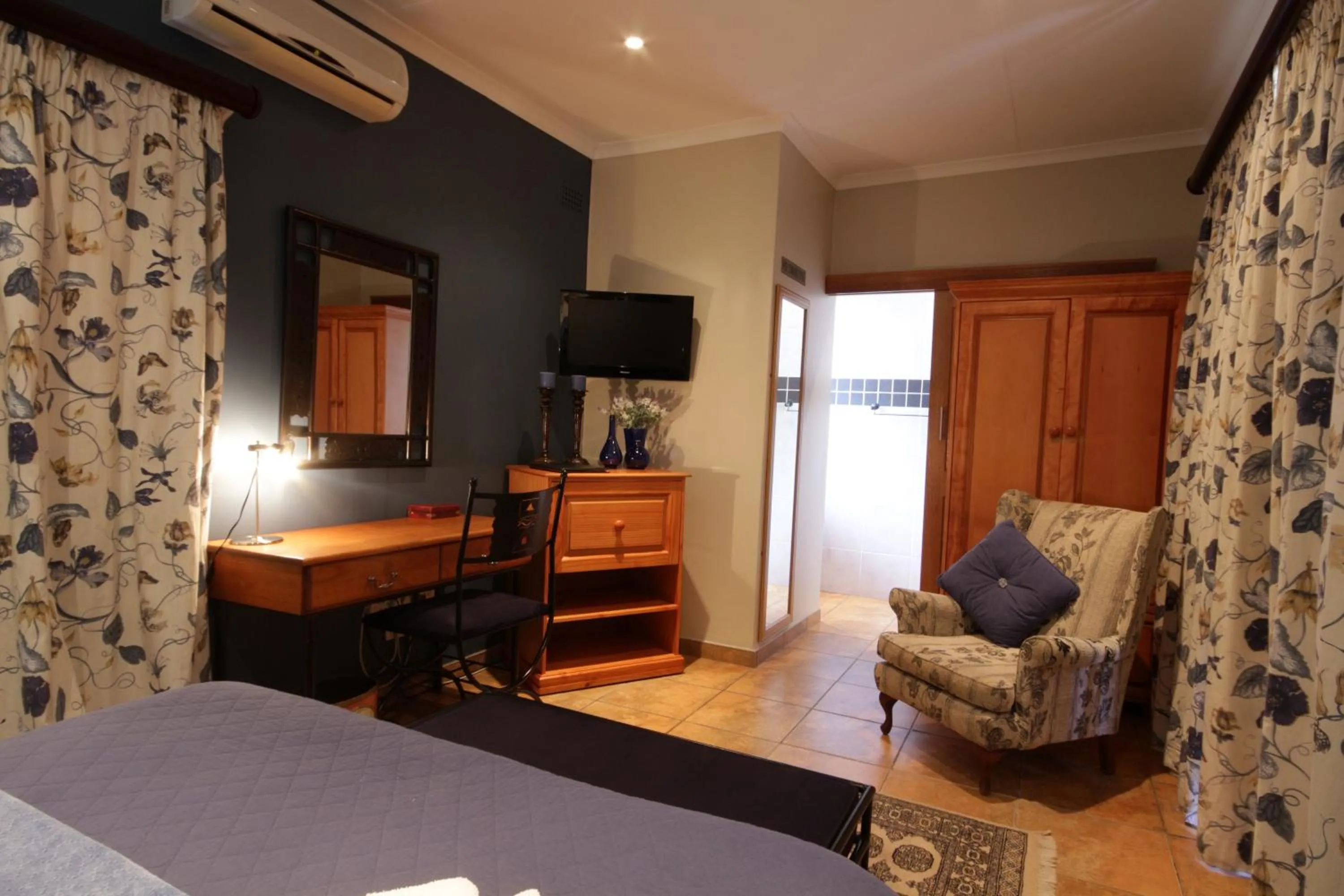 Bedroom, Bed in Avalon Guest Manor
