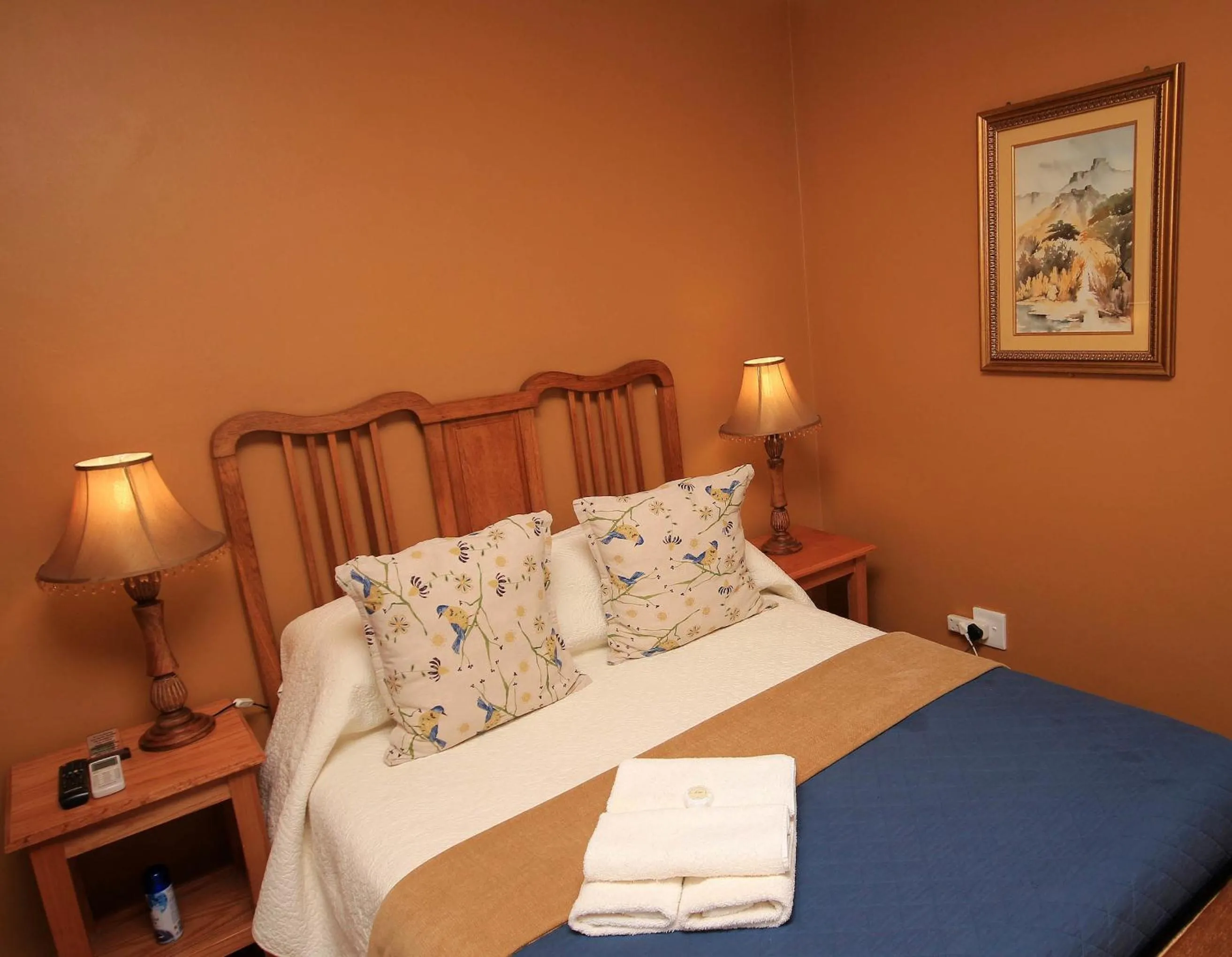 Bedroom, Bed in Avalon Guest Manor