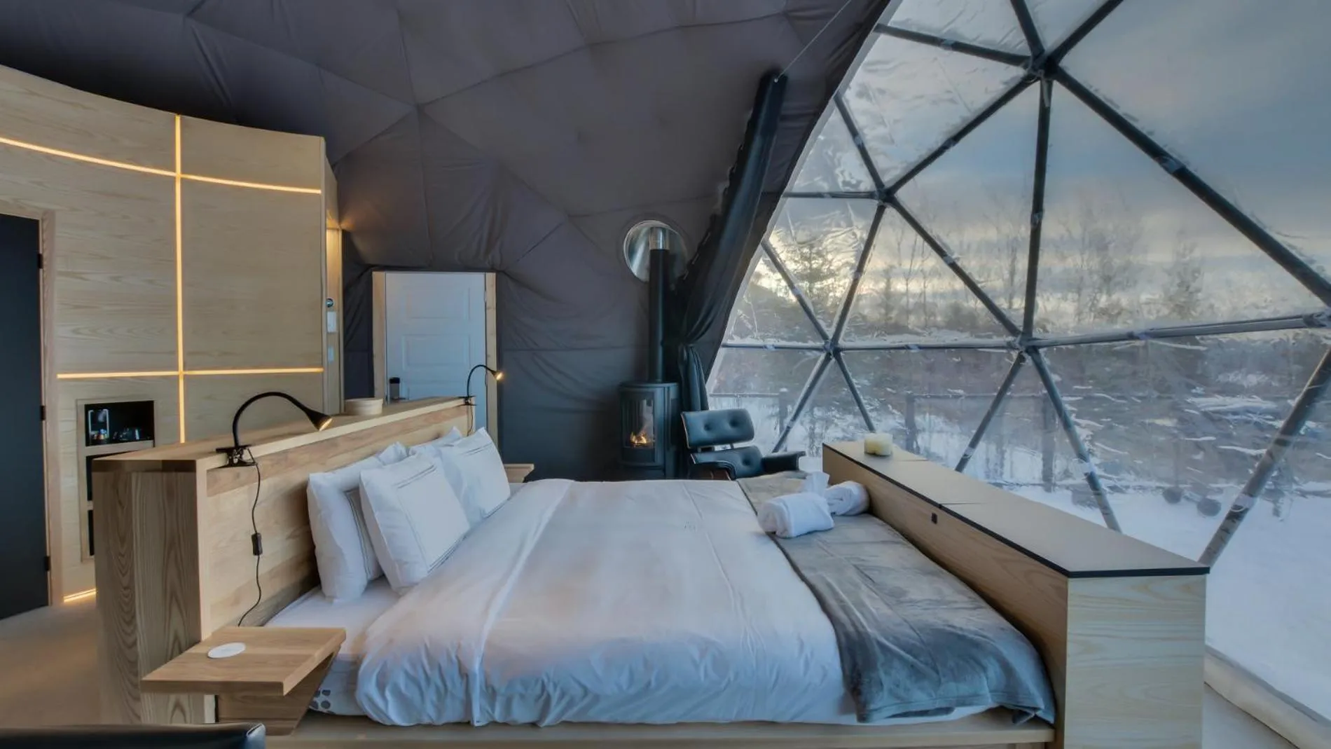 Seating area, Bed in Bel Air Tremblant Hotel & Residences