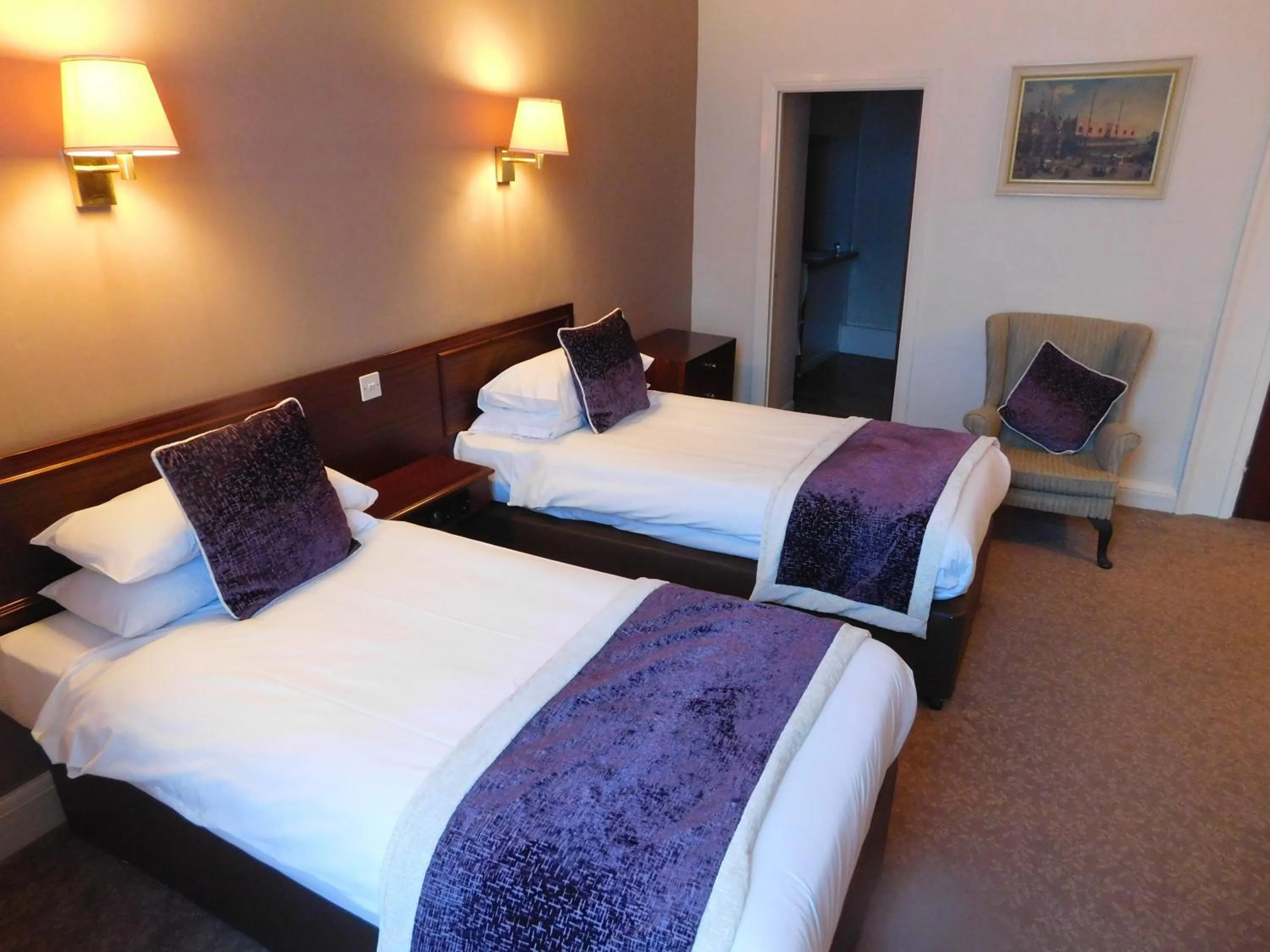 Photo of the whole room, Bed in Mariners Hotel