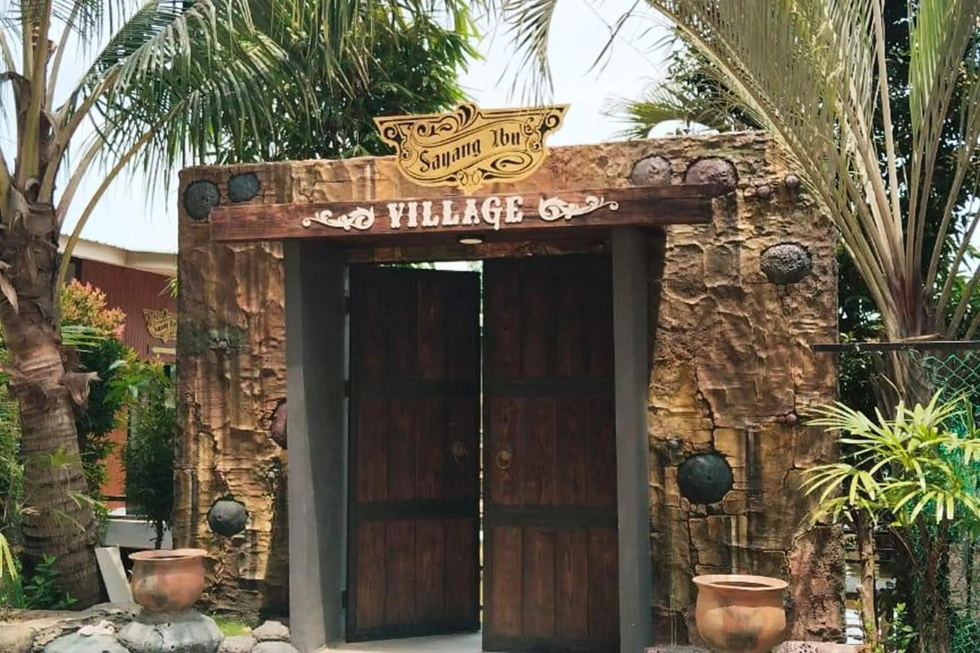 Facade/entrance in RedDoorz Syariah at Sayang Ibu Village Nongsa Batam