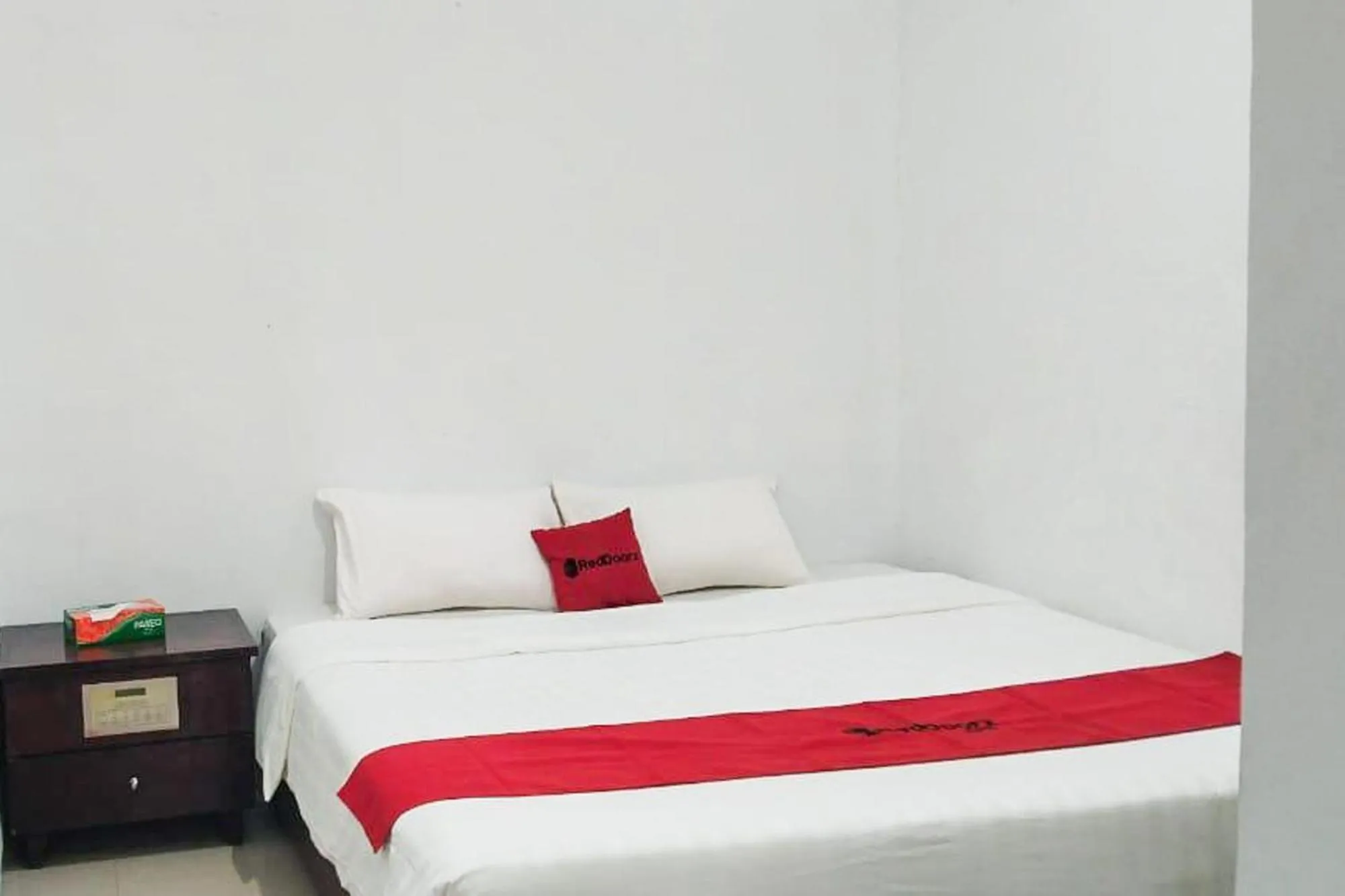 Bedroom, Bed in RedDoorz Syariah at Sayang Ibu Village Nongsa Batam