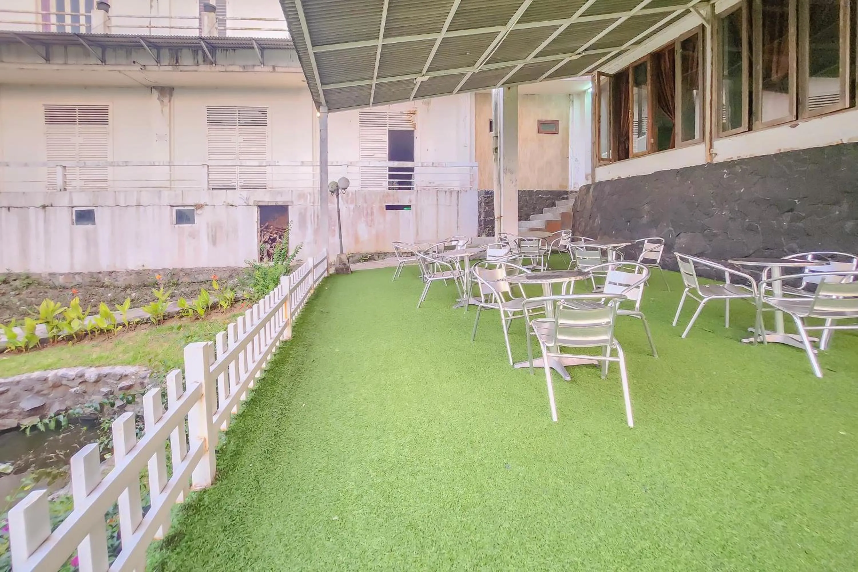 Seating area in Urbanview Hotel Star Residence Puncak