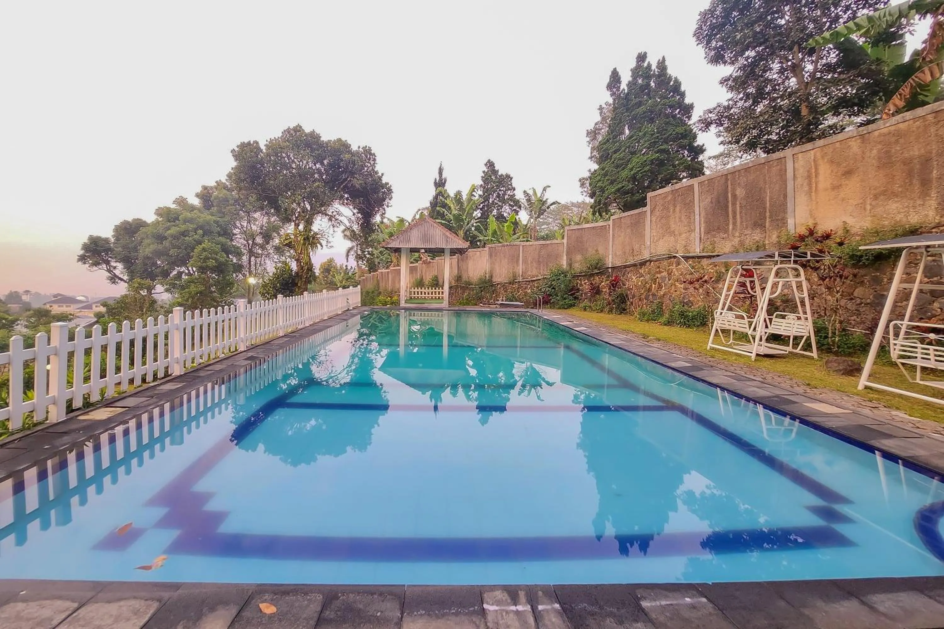 Swimming pool in Urbanview Hotel Star Residence Puncak