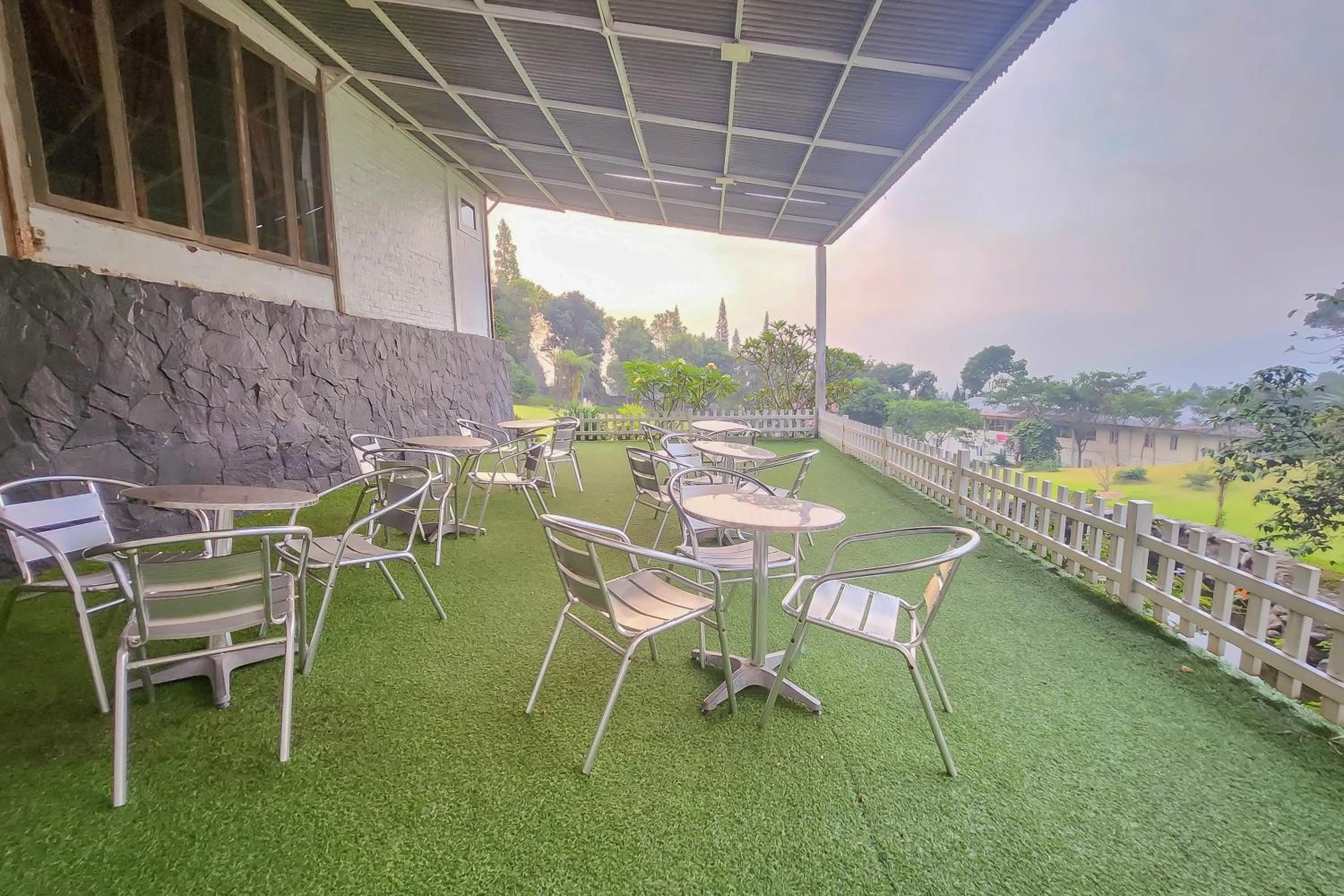 Seating area in Urbanview Hotel Star Residence Puncak