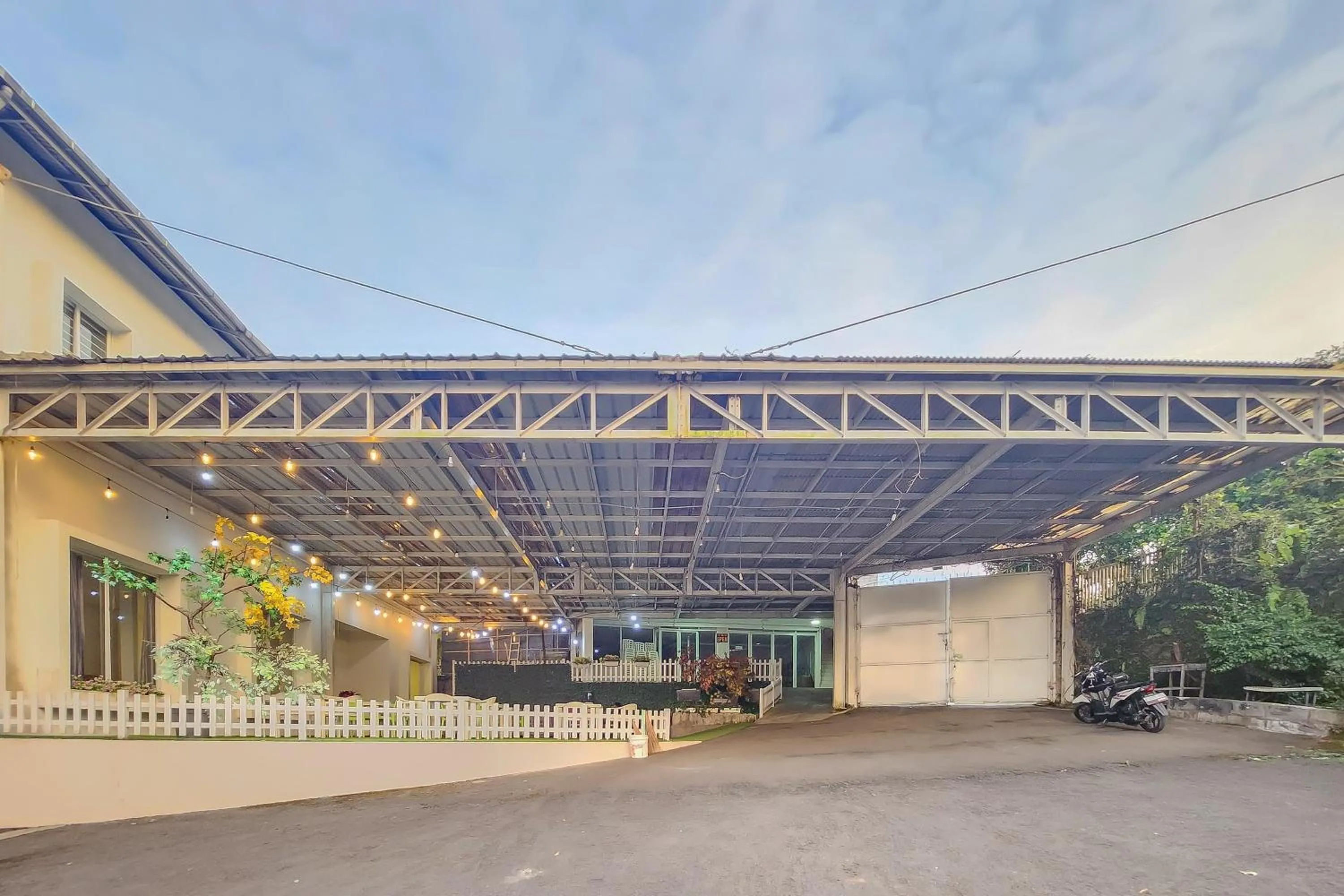 Facade/entrance in Urbanview Hotel Star Residence Puncak