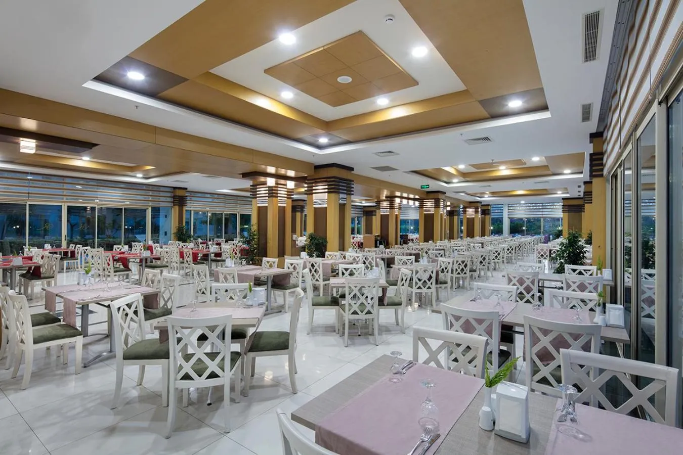 Restaurant/places to eat in Grand Ring Hotel