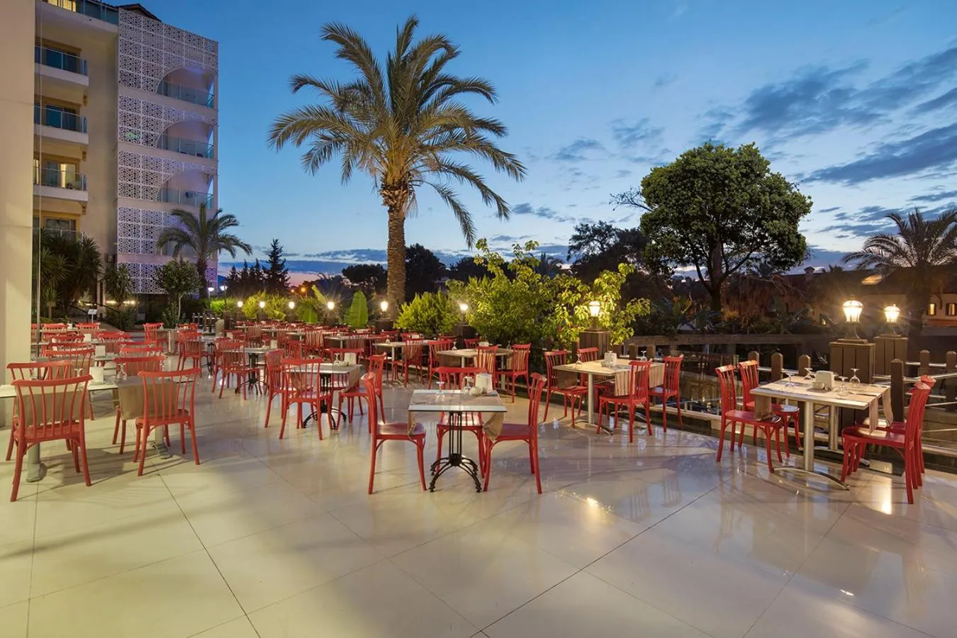 Restaurant/places to eat in Grand Ring Hotel