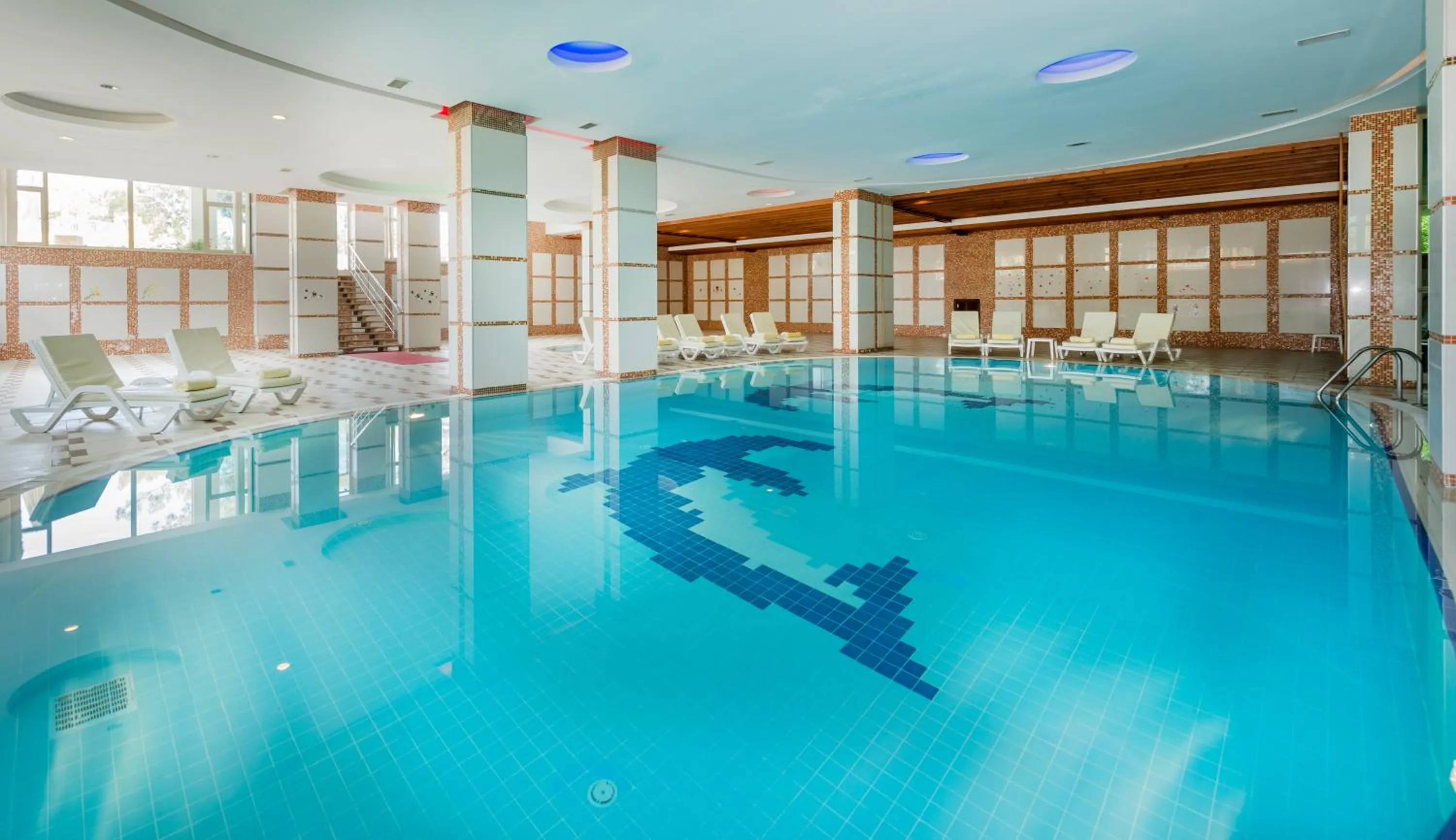 Swimming pool in Grand Ring Hotel