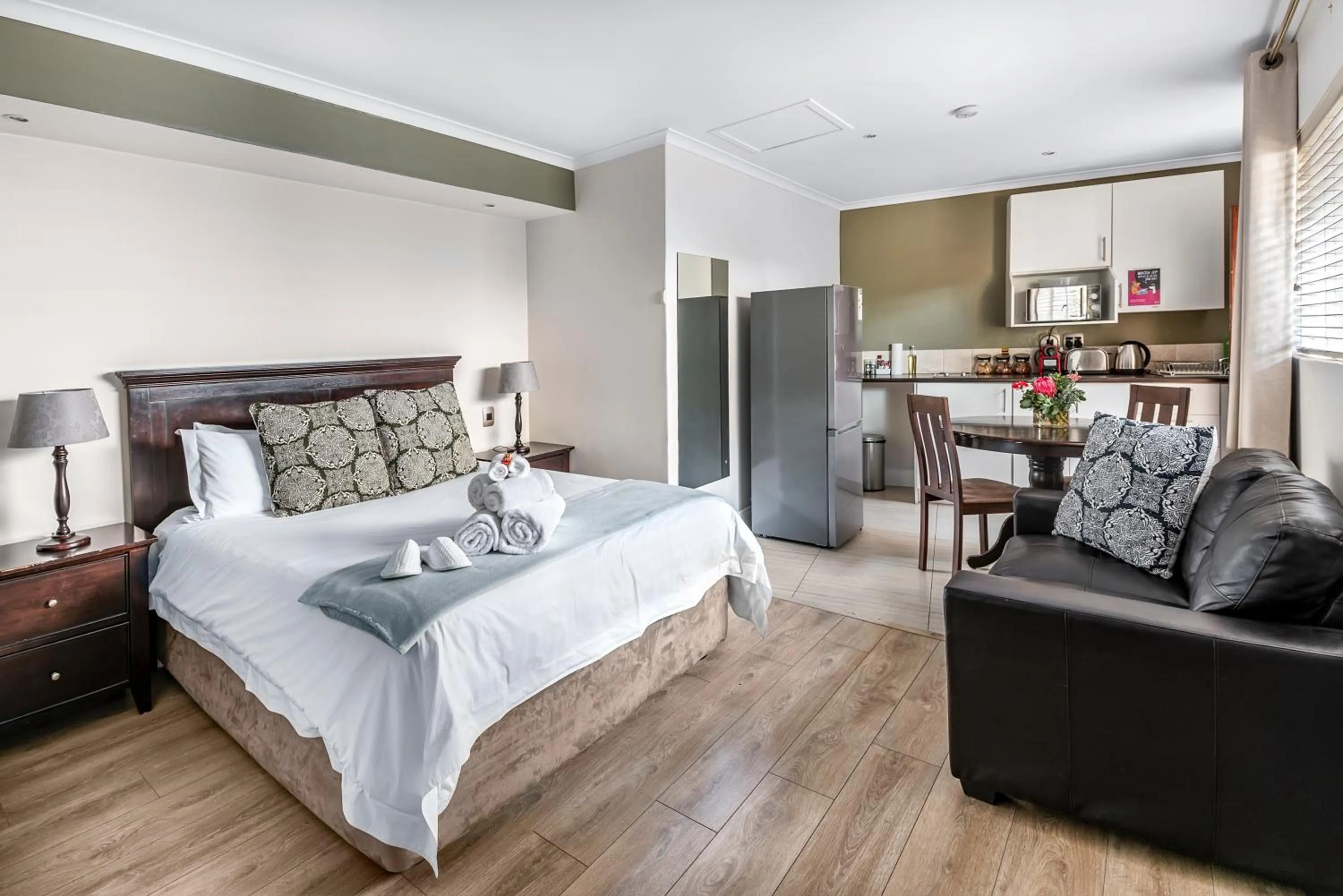 Kitchen or kitchenette, Bed in The Haystack On Homestead