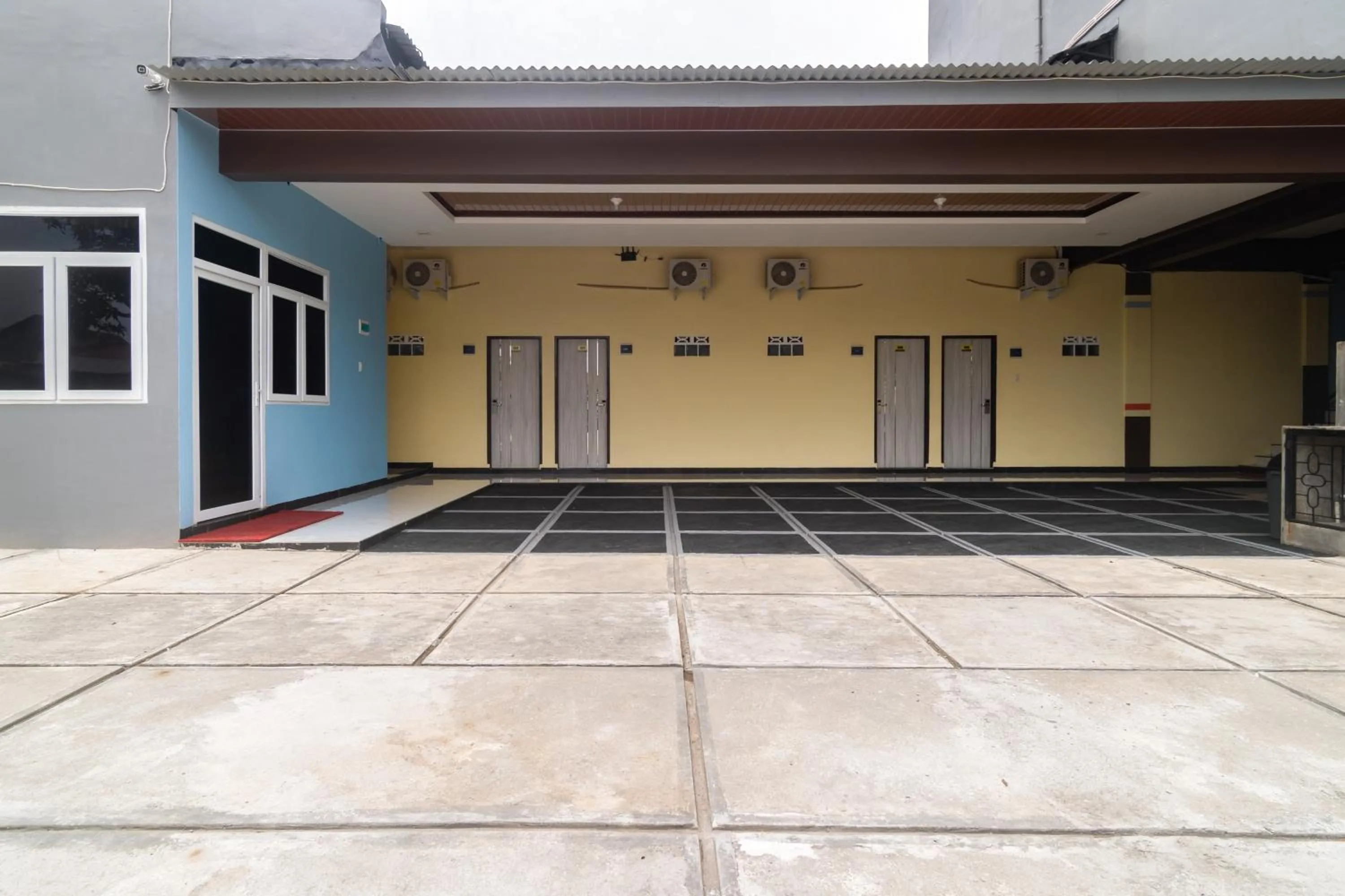 Facade/entrance in RedDoorz Plus at Sempurna Inn Medan